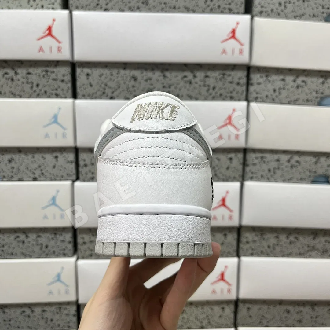 나이키 [M] SB 덩크 로우 HQ8487-100 201049 Nike SB Dunk Low Supreme 94 White Metallic 상세 이미지 4