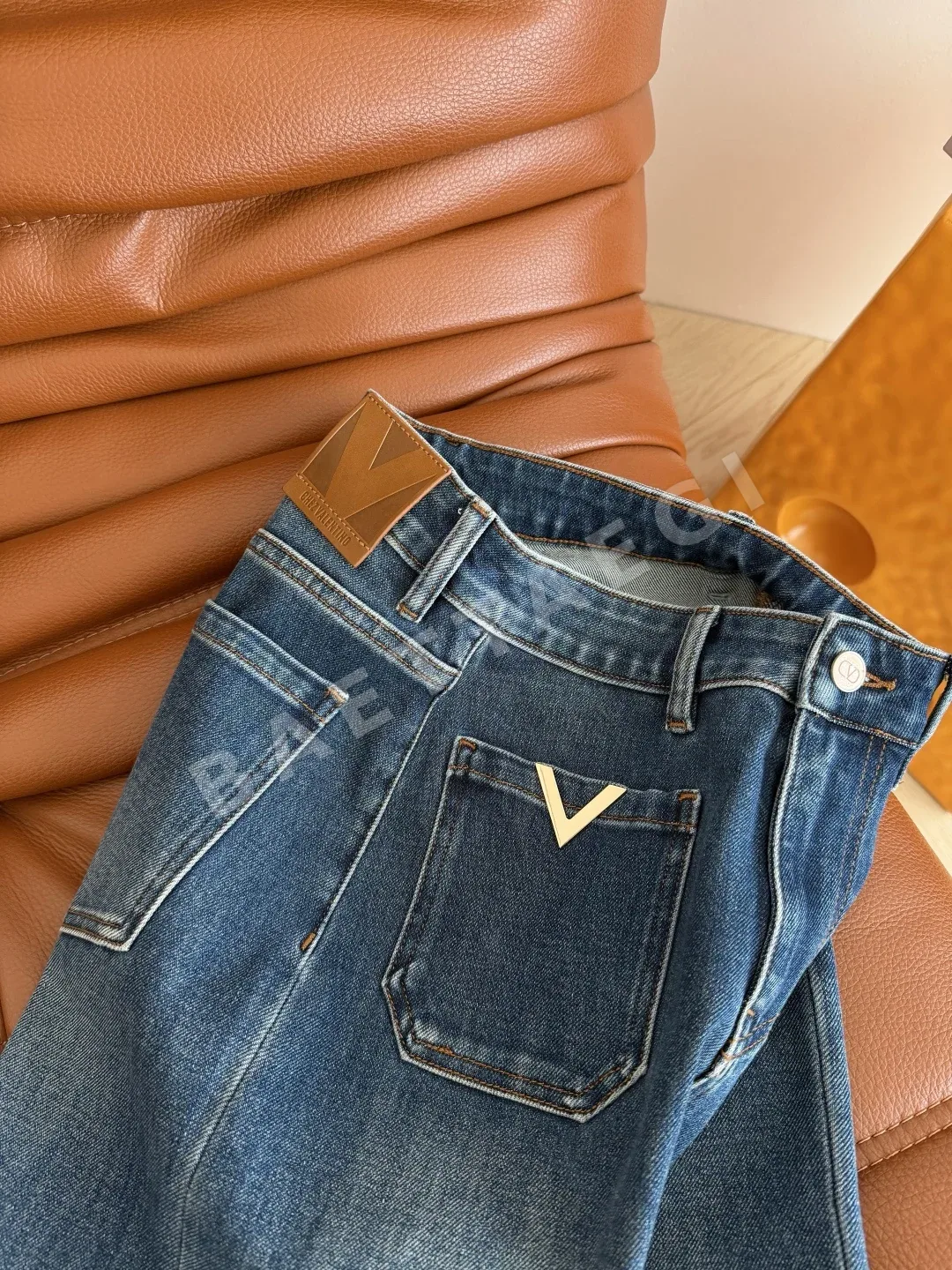 발렌티노 프론트 포켓 더블V 메탈 인레이 슬림 스트레이트 진 바지 상세 이미지 6