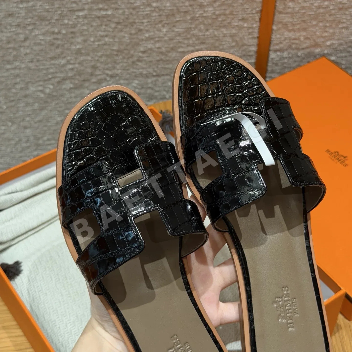 에르메스 오란 샌들 블랙 악어 가죽 H 컷아웃 상세 이미지 8