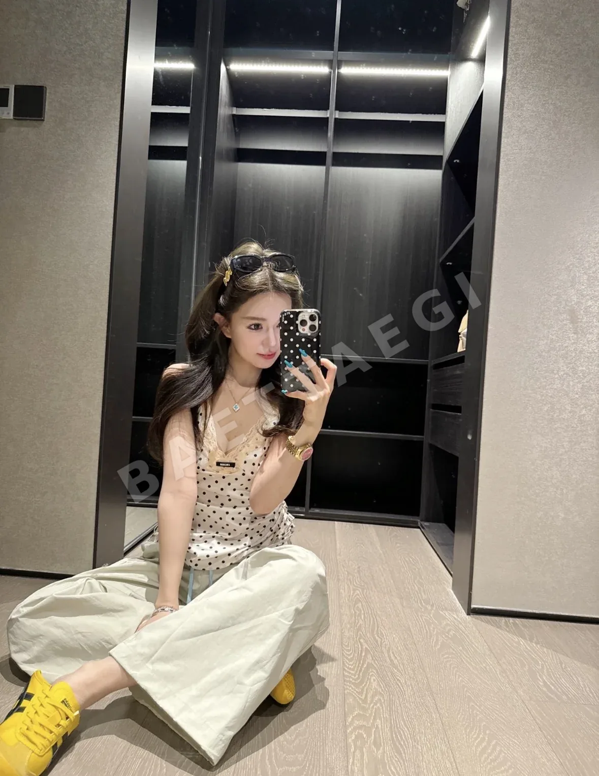 미우미우 새틴 물방울무늬 레이스 네크라인 여성 반팔 상세 이미지 4
