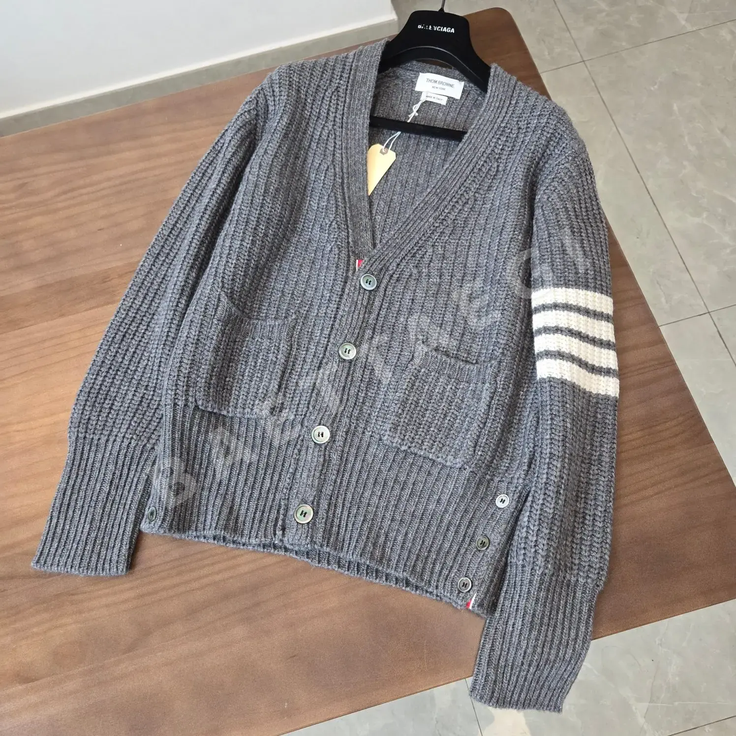 TB 24/FW 네 줄무늬 두꺼운 니트 가디건 5372 Thom Browne