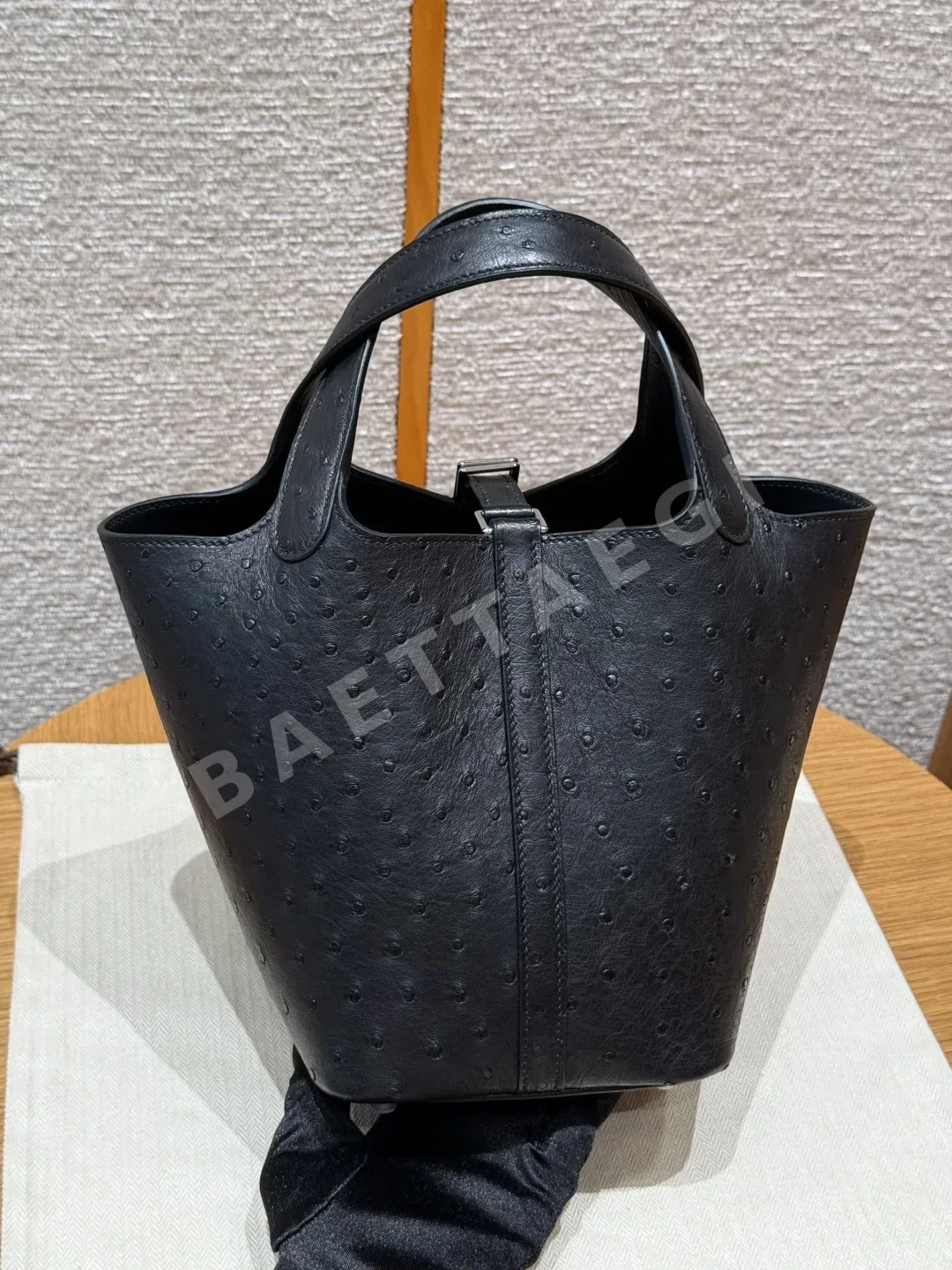 에르메스 KK 타조 가죽 18 블랙 피코탄 가방 상세 이미지 2