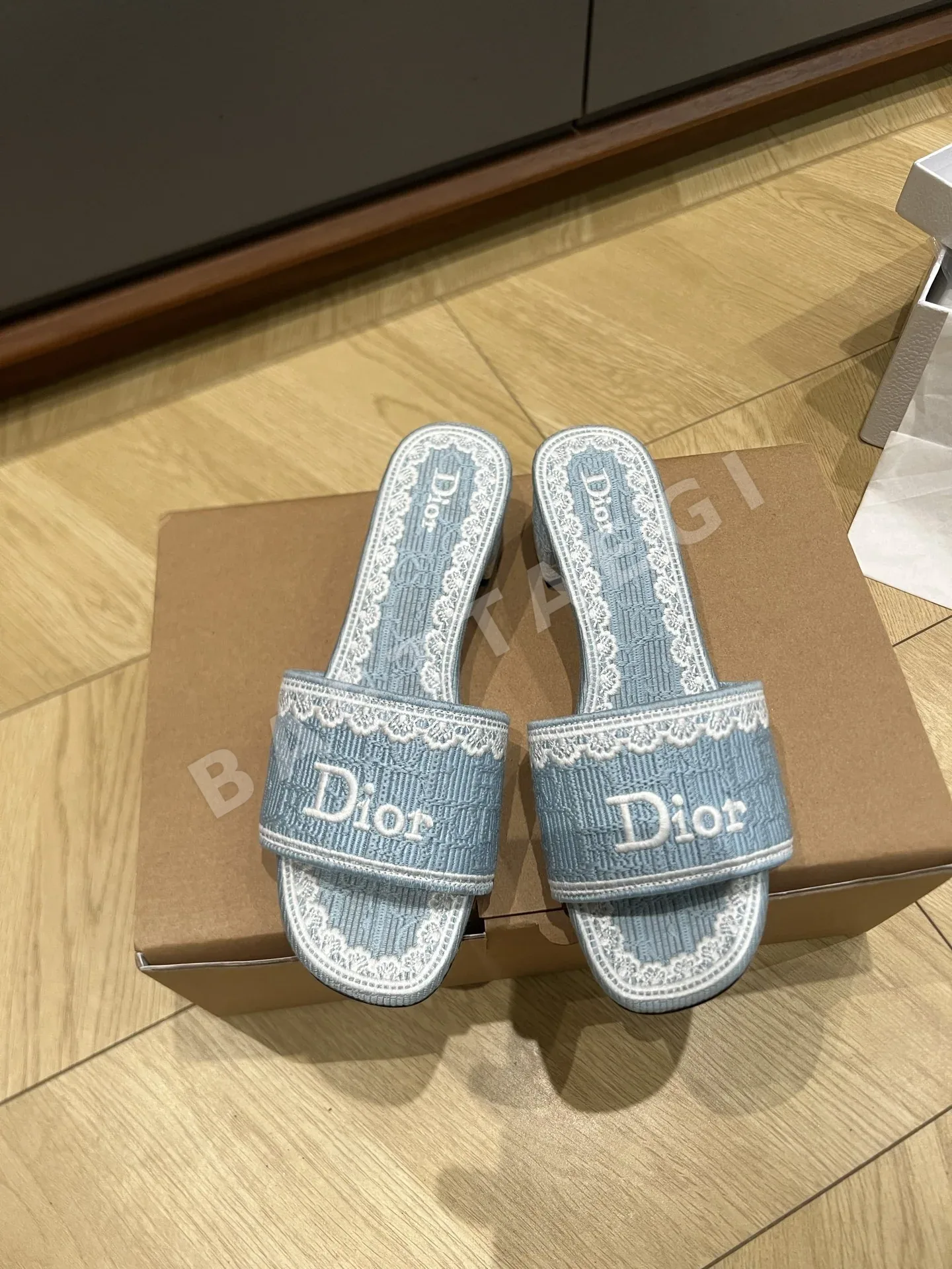 디올 자수 자카드 샌들 95289
