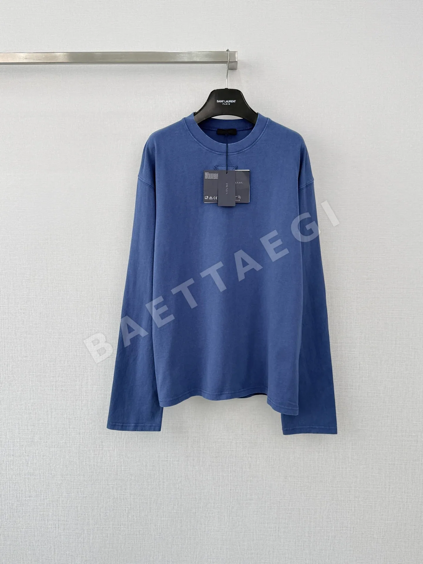 프라다 데미지 가공 삼각 로고 긴팔 셔츠 195050
