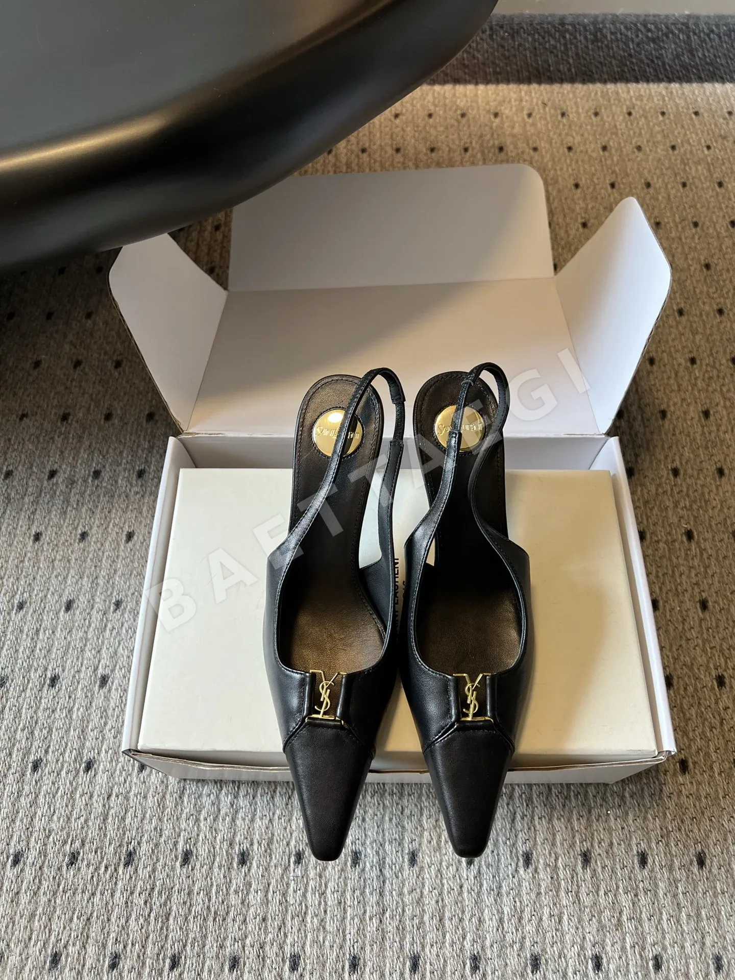 생로랑 YSL 메탈릭 포인티드 토 오픈백 스틸레토 샌들 129552