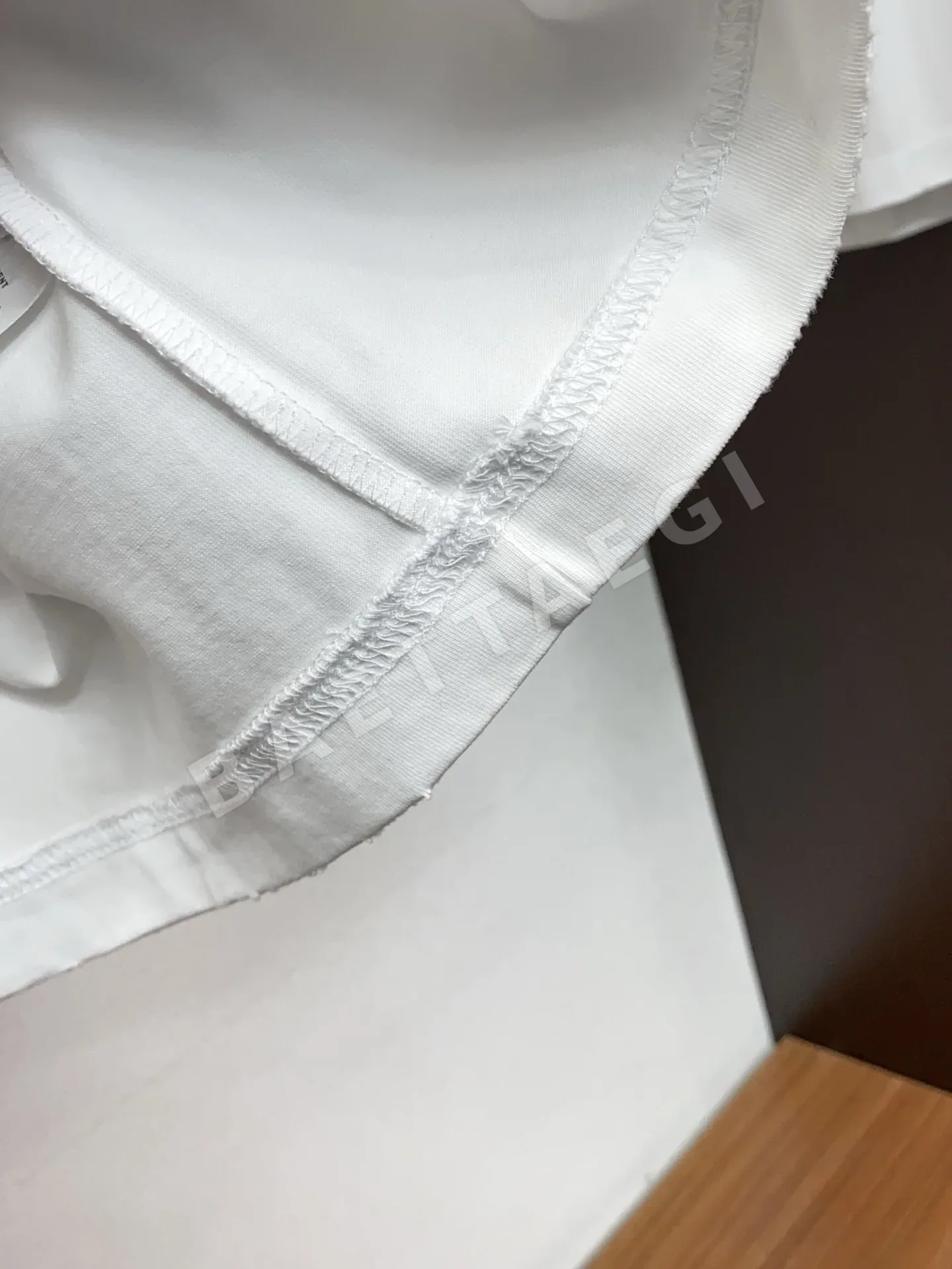 로에베 로고 패치 와이드 크루넥 남성 반팔 티셔츠 상세 이미지 6