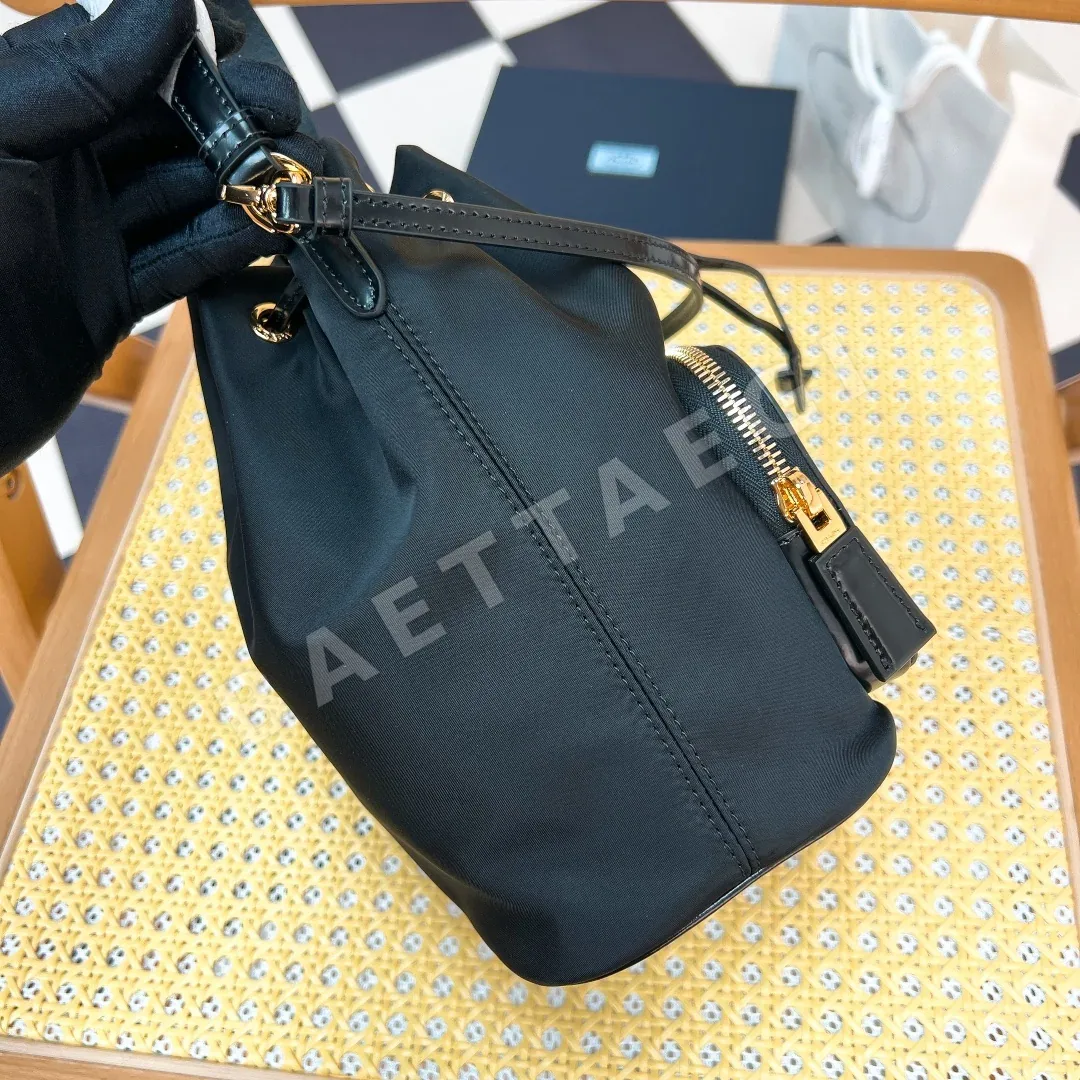 프라다 나일론 퀼트 버킷백 1BH038 상세 이미지 4