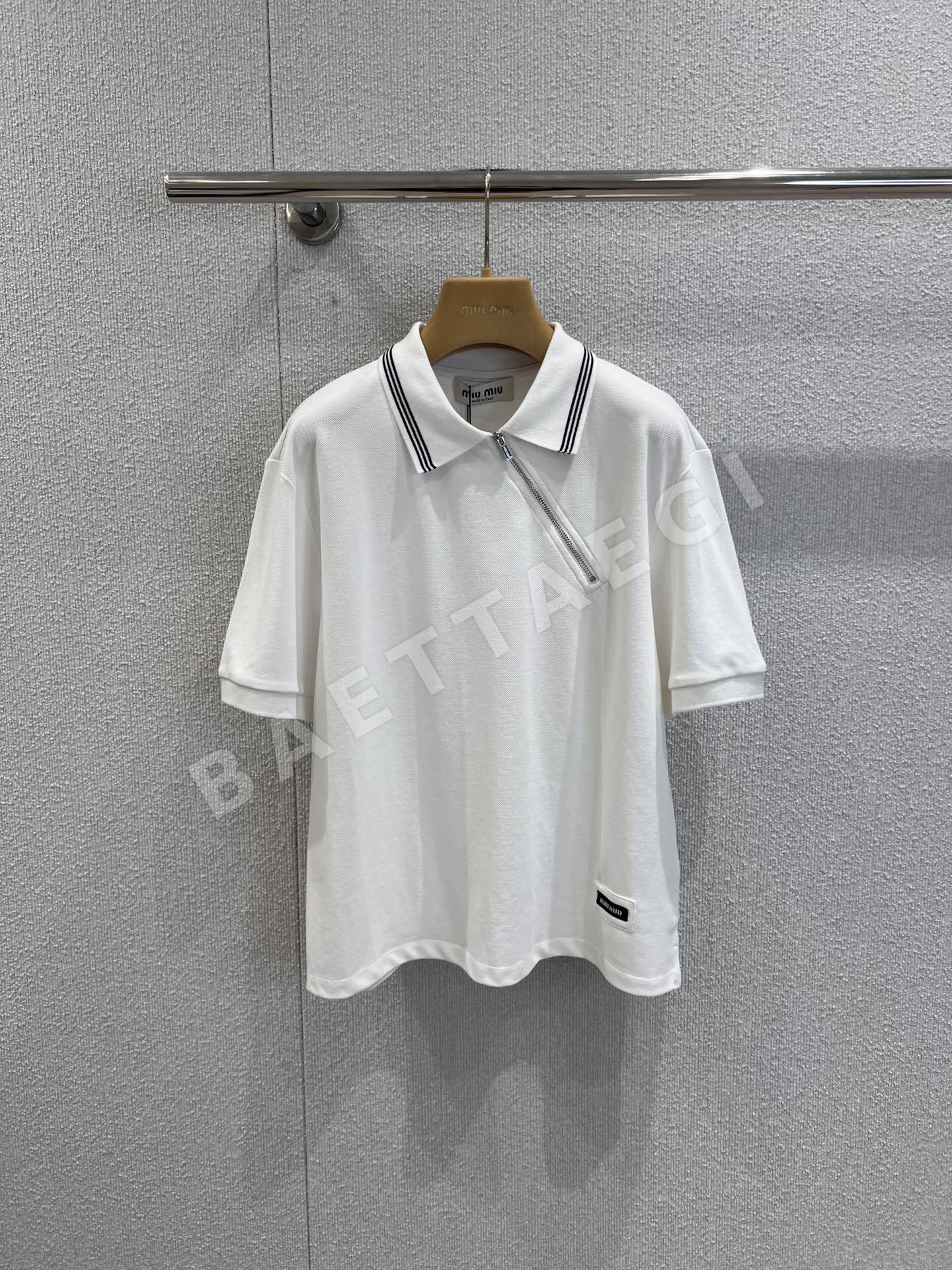 미우미우 마이크로 라벨 지퍼 폴로넥 반팔 탑 상세 이미지 2