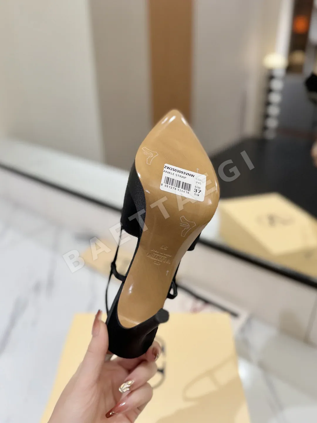 발렌티노 V 버클 메탈 장식 샌들 상세 이미지 9