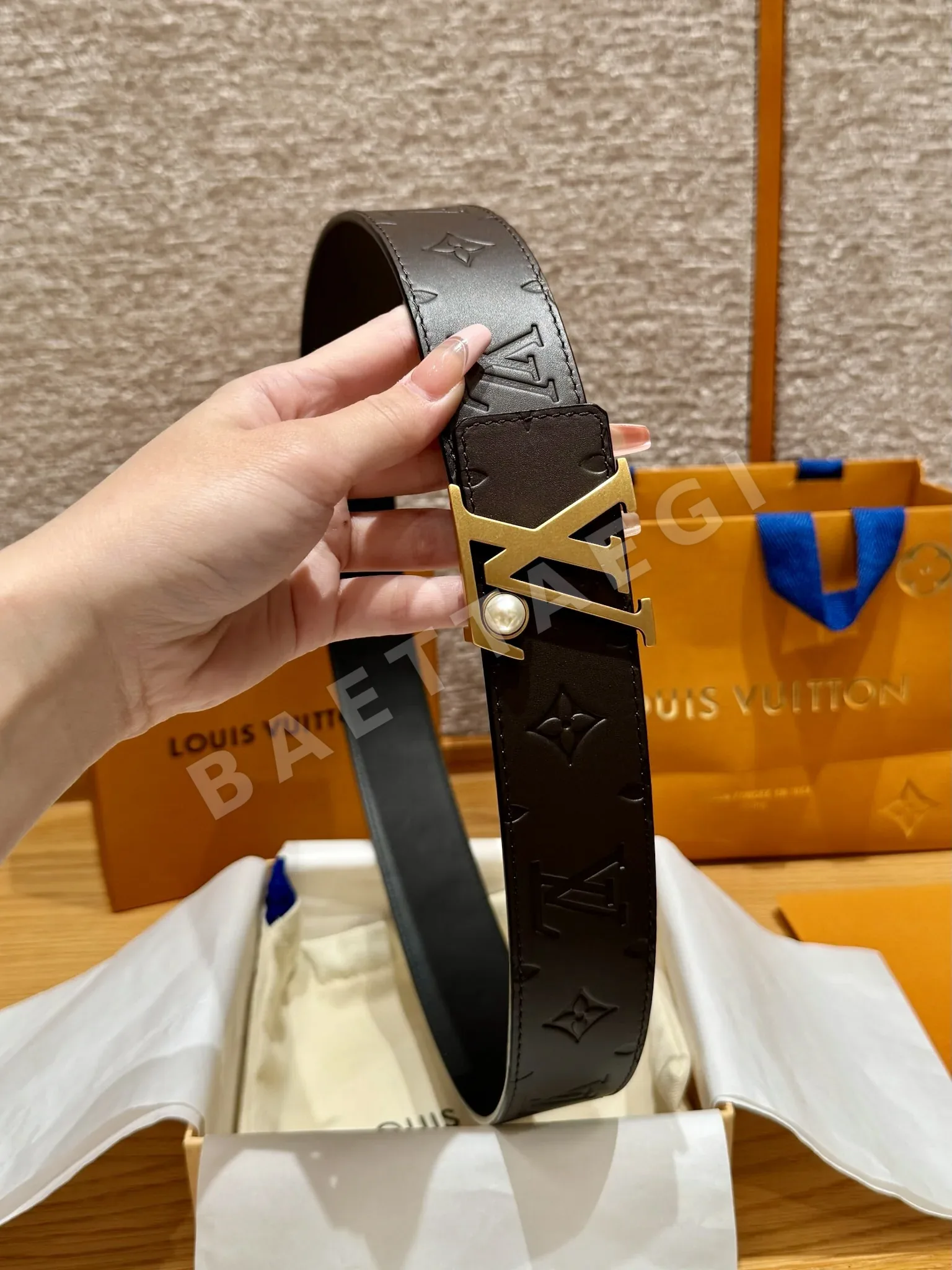 루이비통 모노그램 엠보싱 양면 가죽 벨트 상세 이미지 4