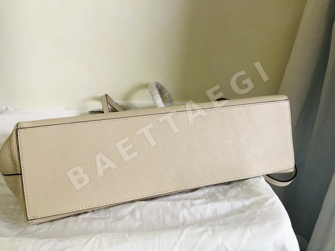 발렌티노 가라바니 락스터드 카프스킨 토트백 상세 이미지 3