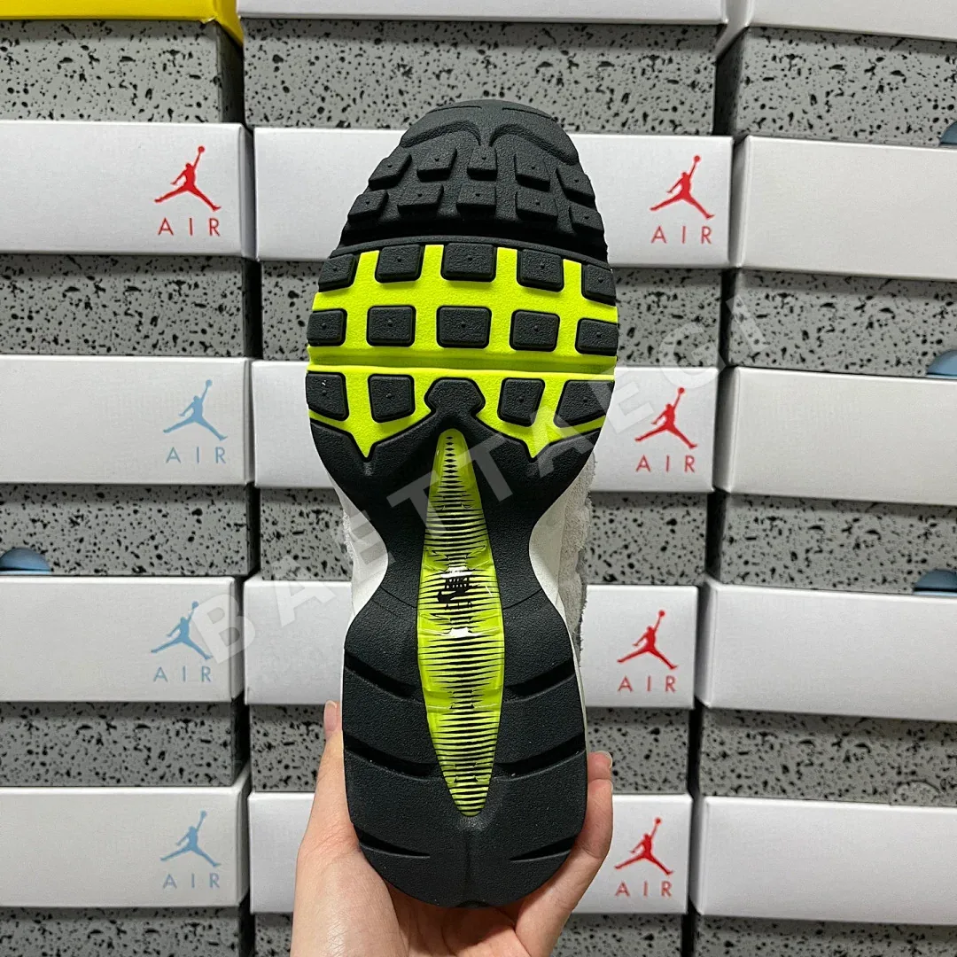 나이키 [KZ2.0] 에어 맥스 95 OG 그레이 화이트 그린 HM4738-001 201164 Nike Air Max 95 OG Reverse 상세 이미지 3