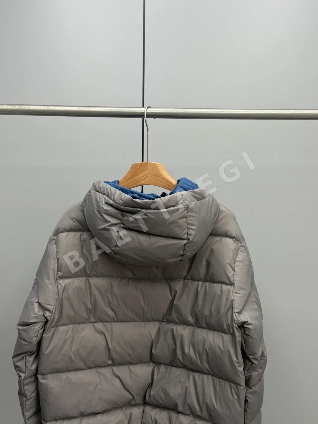 미우미우 그레이 후드 크롭 패딩 점퍼 상세 이미지 8