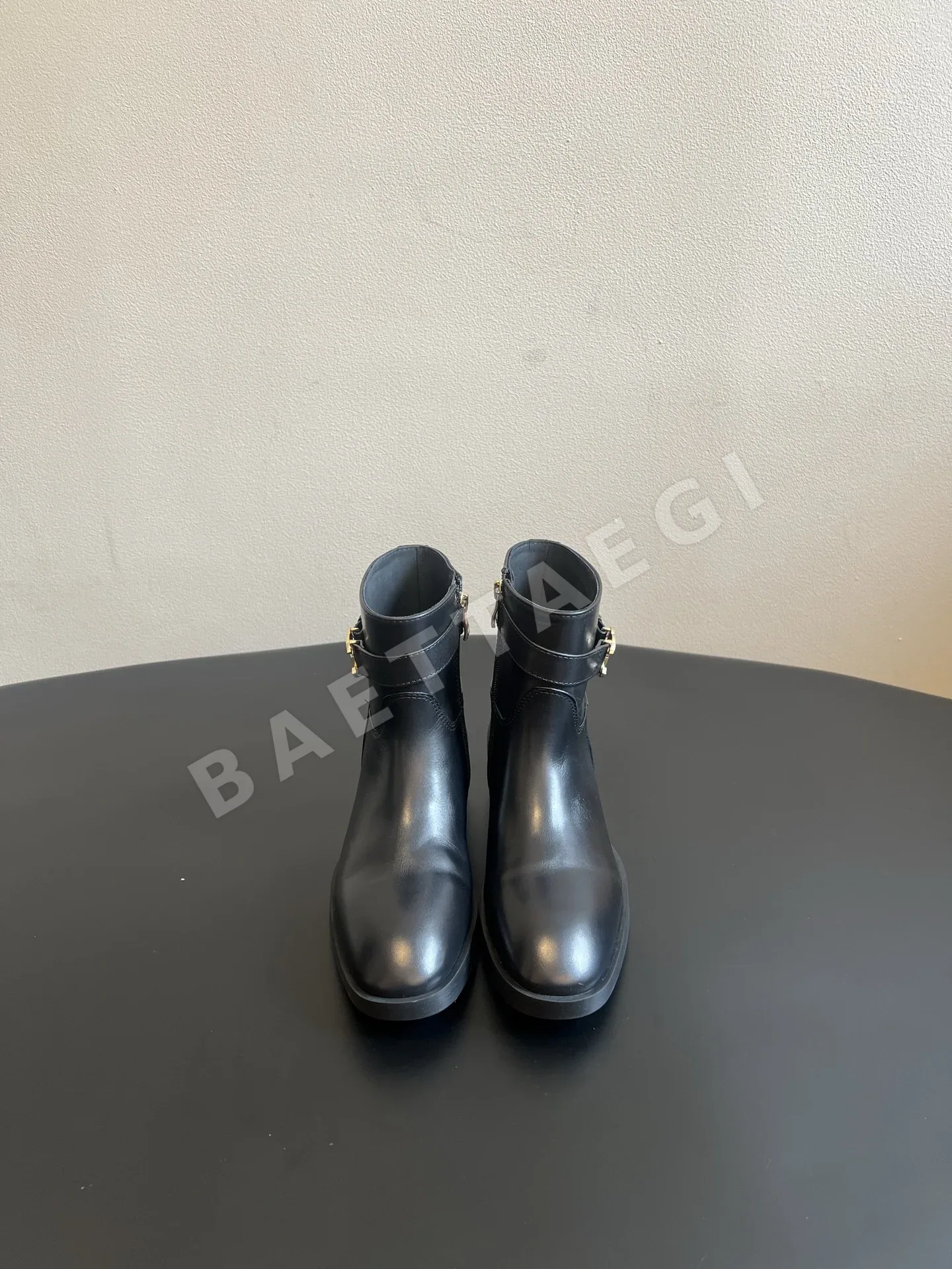 샤넬 메탈 버클 가죽 앵클부츠 155581