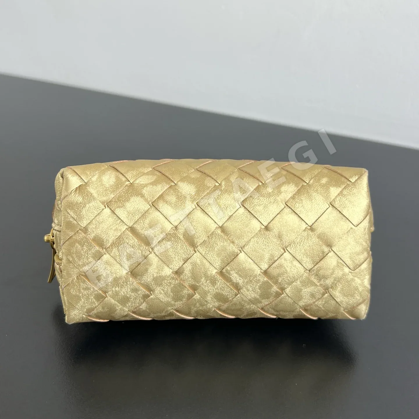 보테가베네타 메탈릭 소가죽 우븐 메이크업 가방 상세 이미지 3