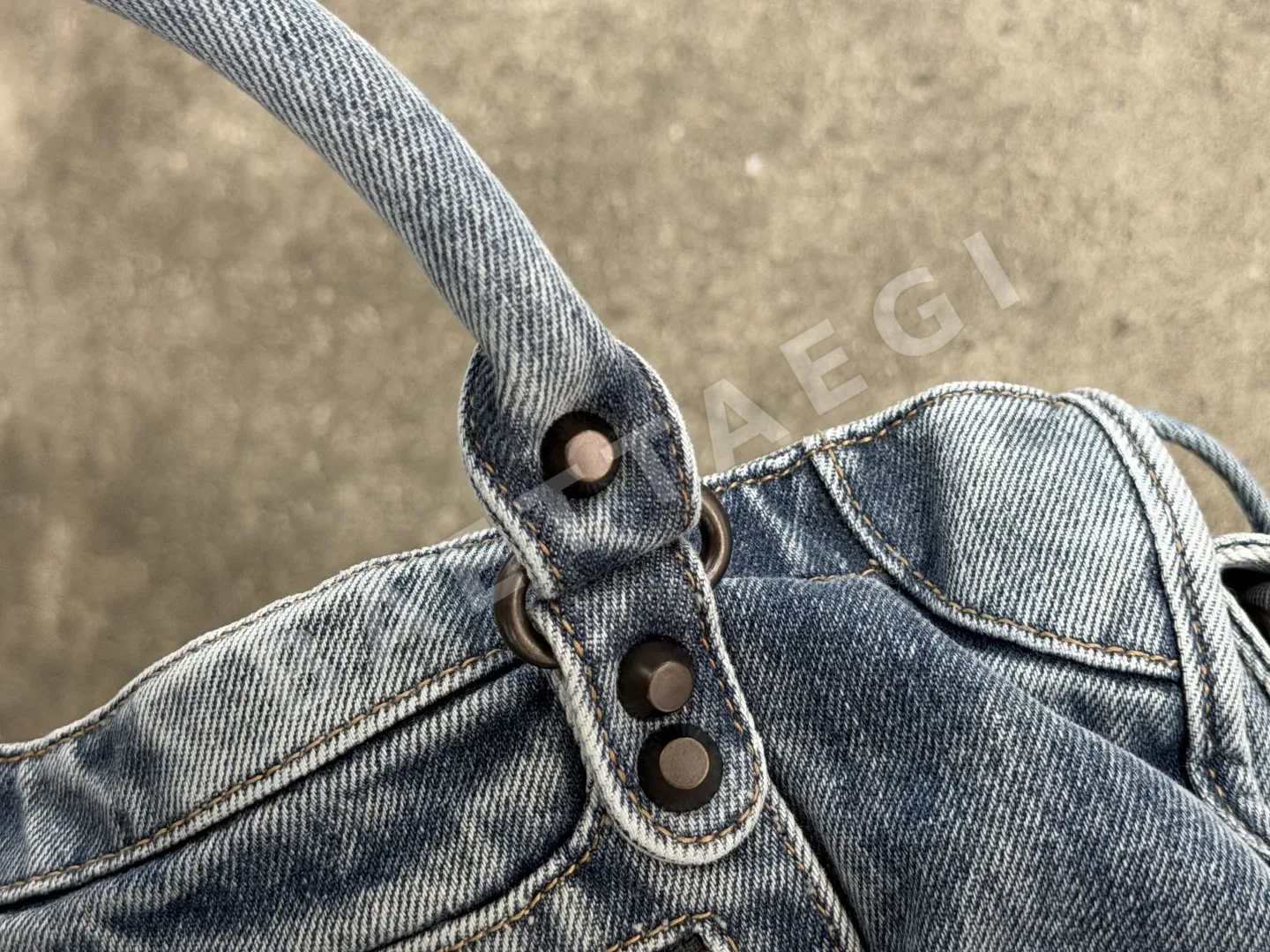 발렌시아가 데님 모터사이클 가방 상세 이미지 7