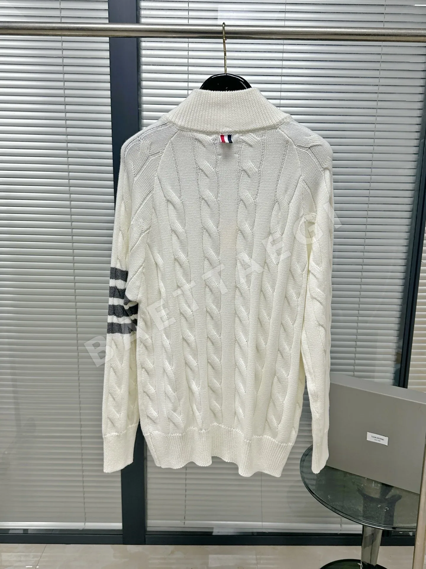톰브라운 그레이 케이블 모크넥 니트 남녀공용 상세 이미지 3