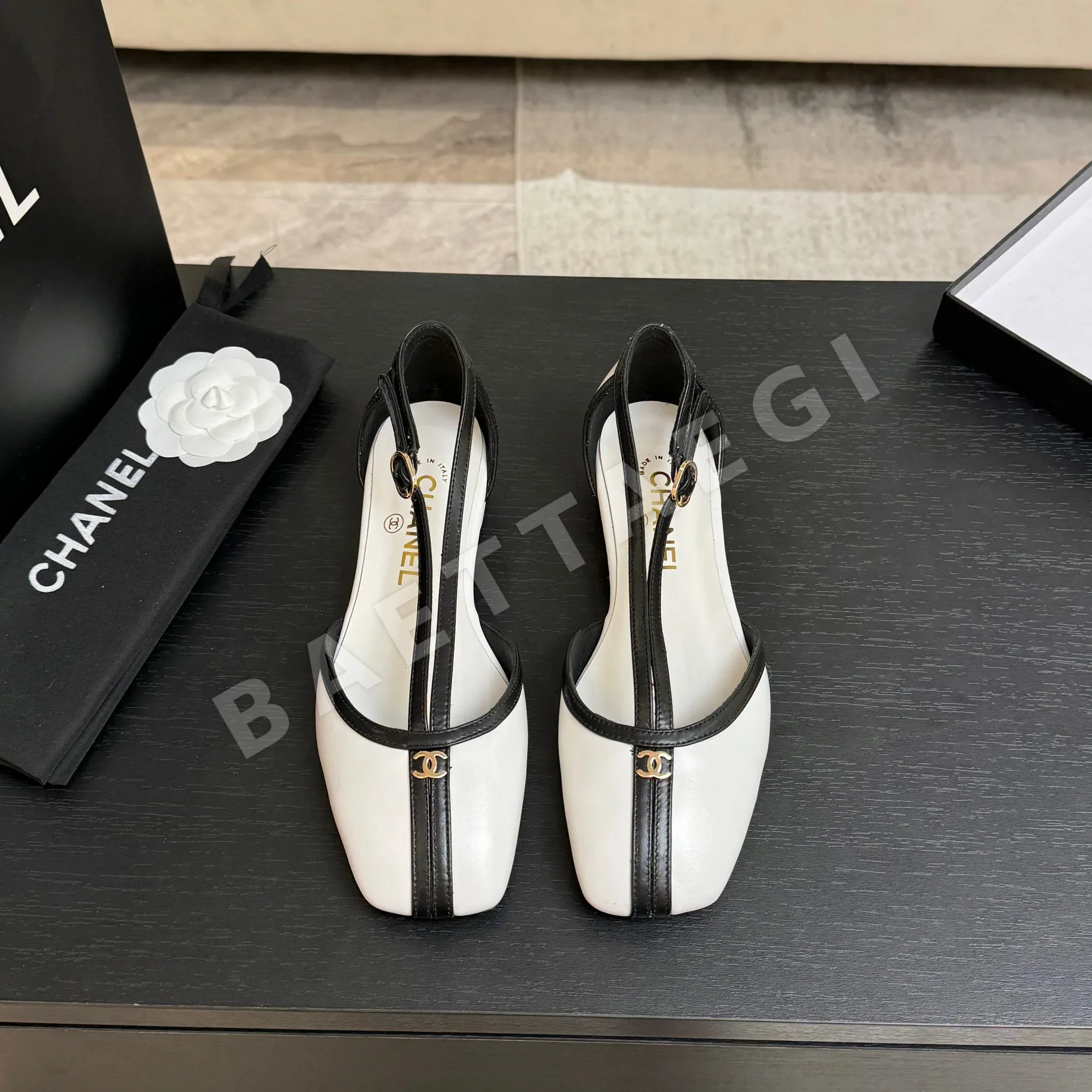 샤넬 더블 C 장식 오픈토 샌들 98467