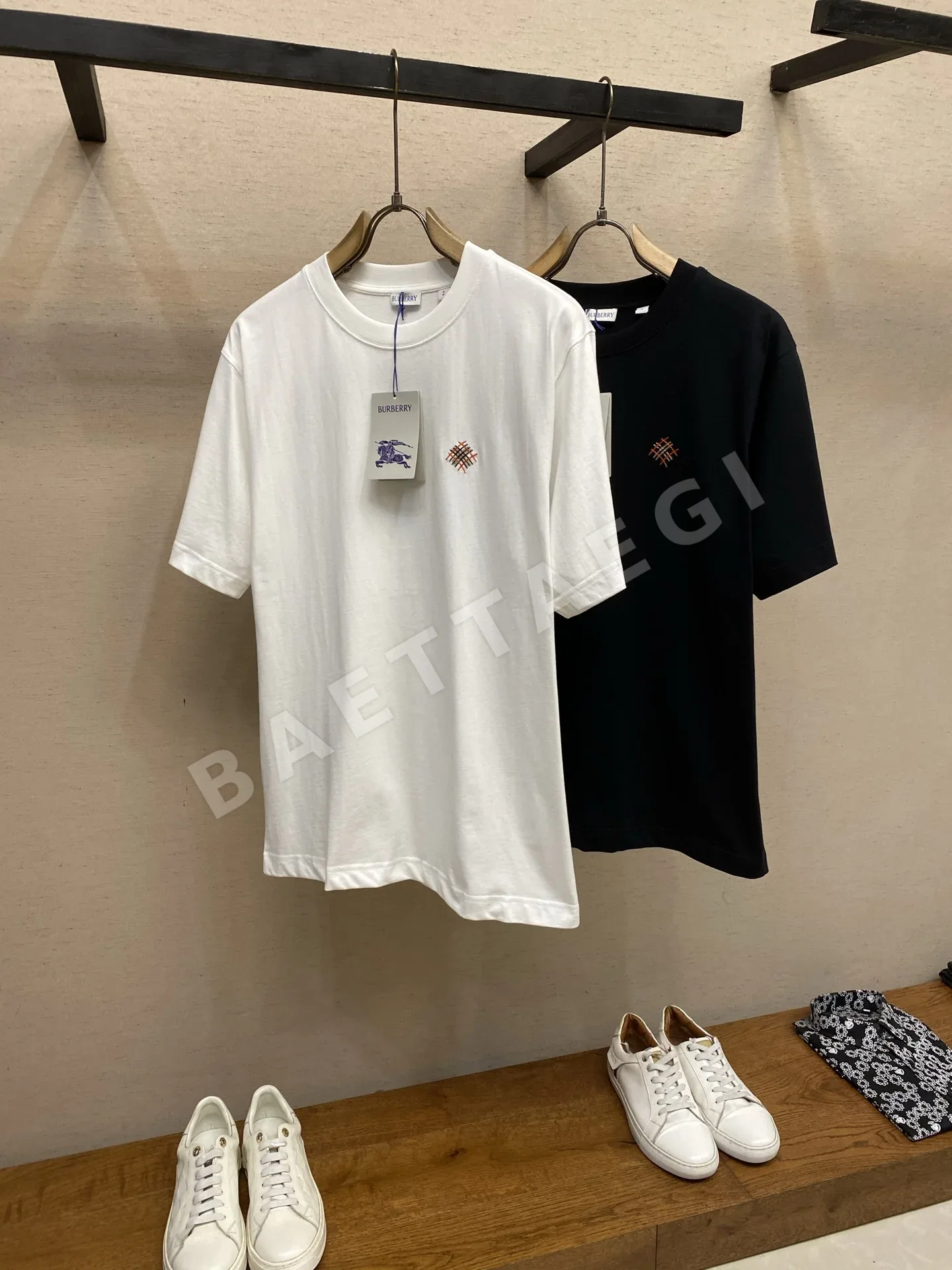 버버리 필기체 로고 자수 크루넥 남성 반팔 티셔츠 상세 이미지 3