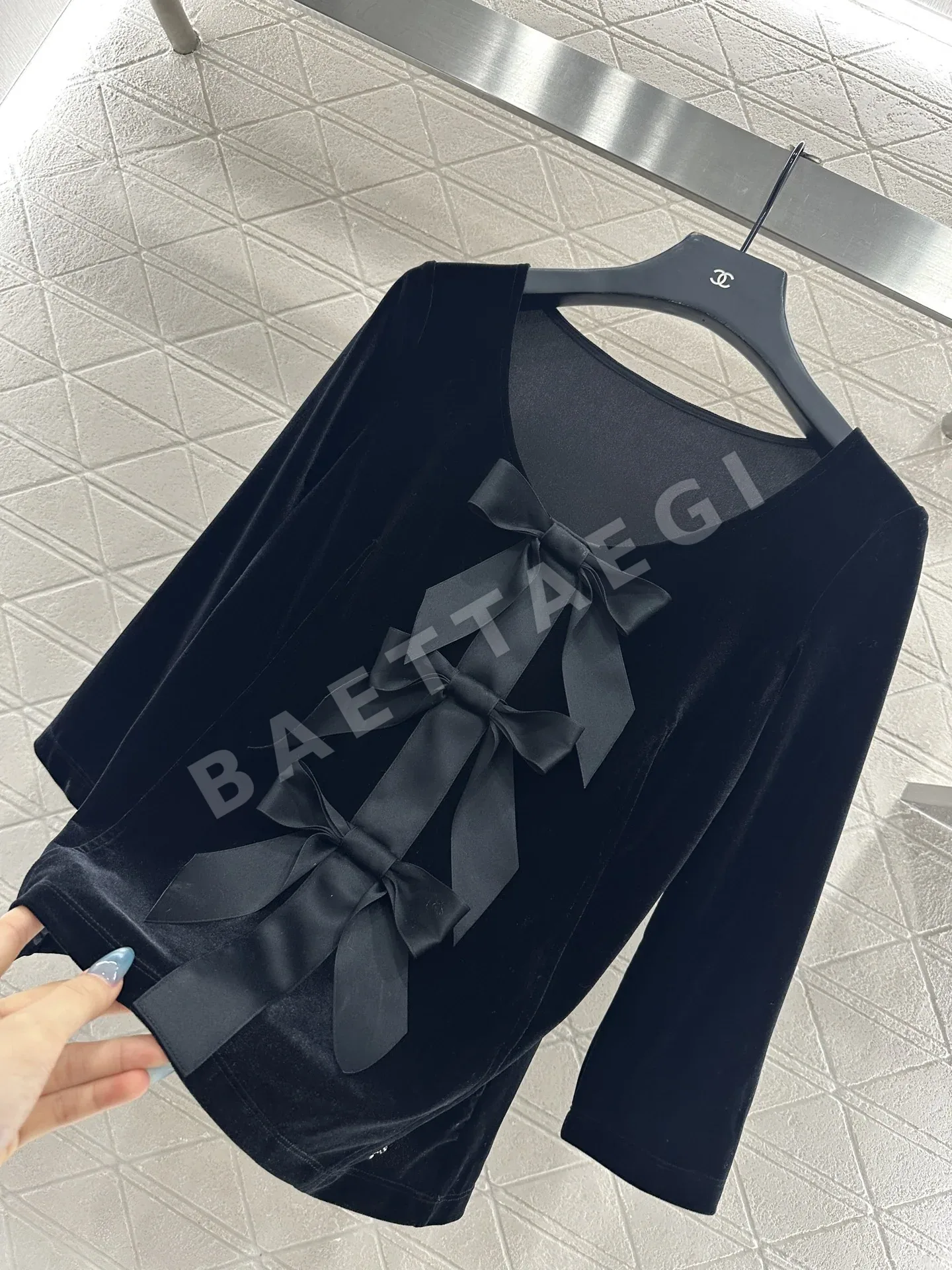 샤넬 스위트하트 넥 벨벳 리본 장식 긴팔 탑 상세 이미지 6
