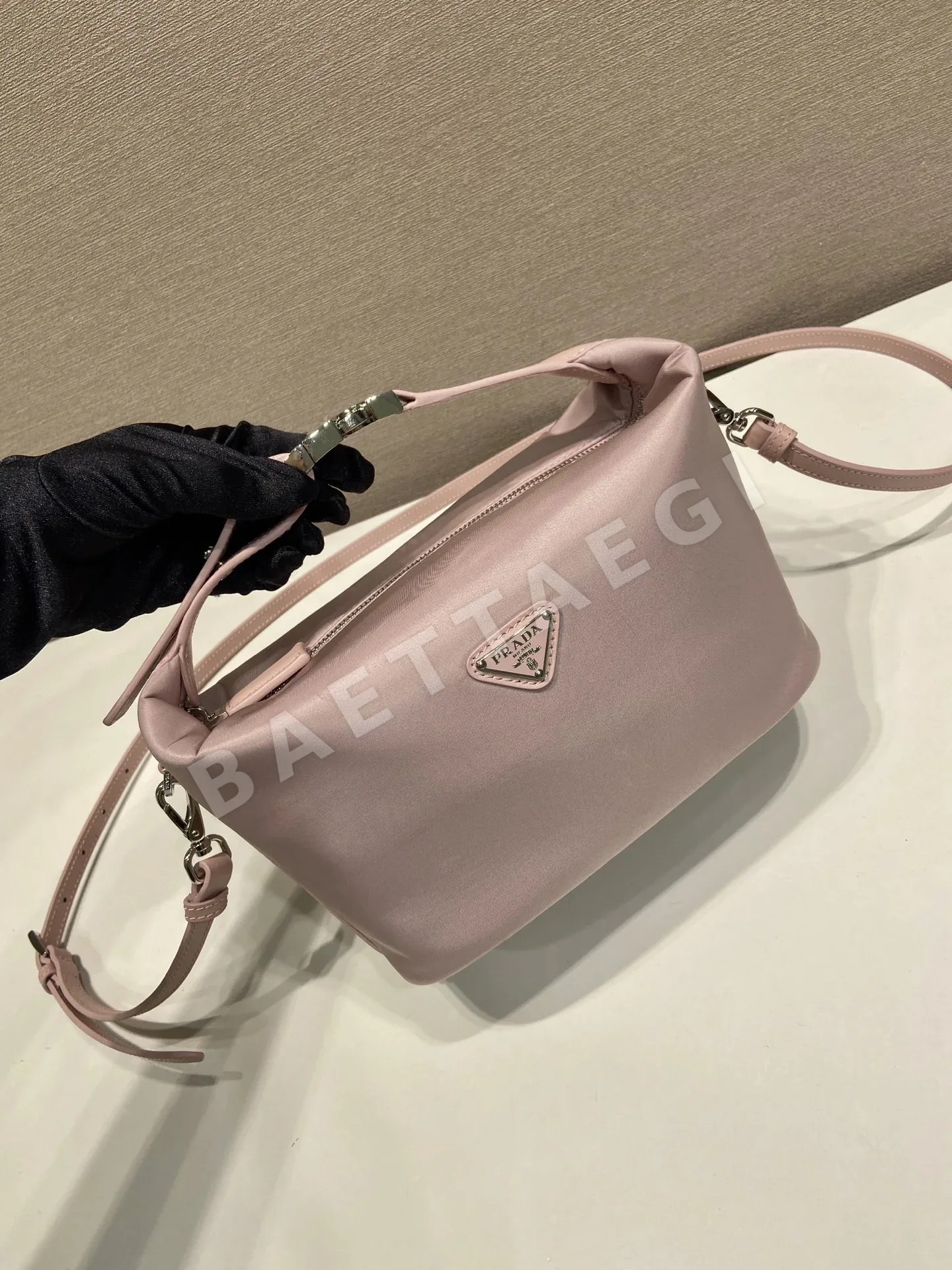 프라다 리사이클 나일론 미니 숄더백 상세 이미지 3