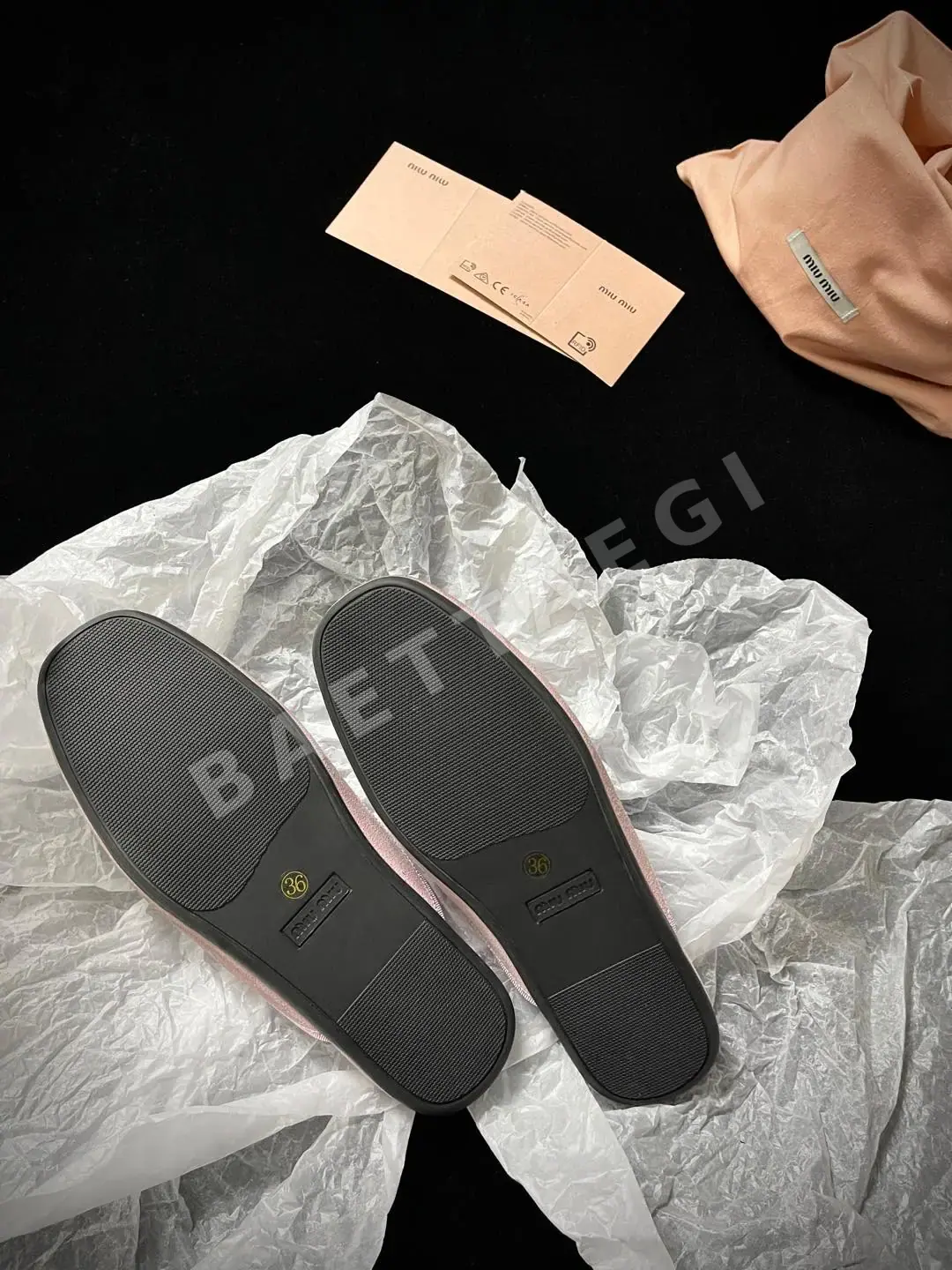 미우미우 둥근 앞코 양가죽 여성 신발 상세 이미지 9