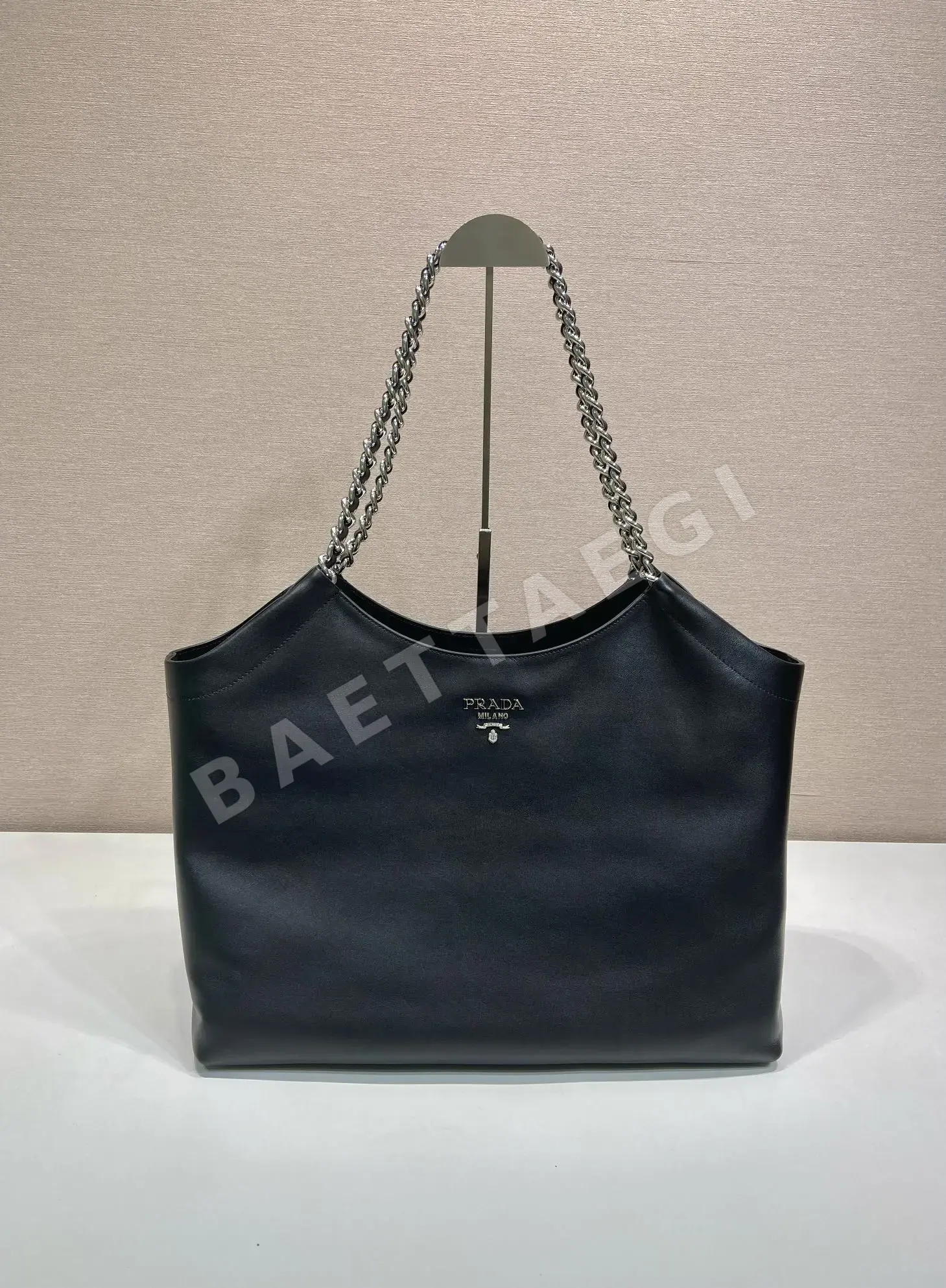 프라다 화이트 카프스킨 숄더백 1BA638 상세 이미지 1