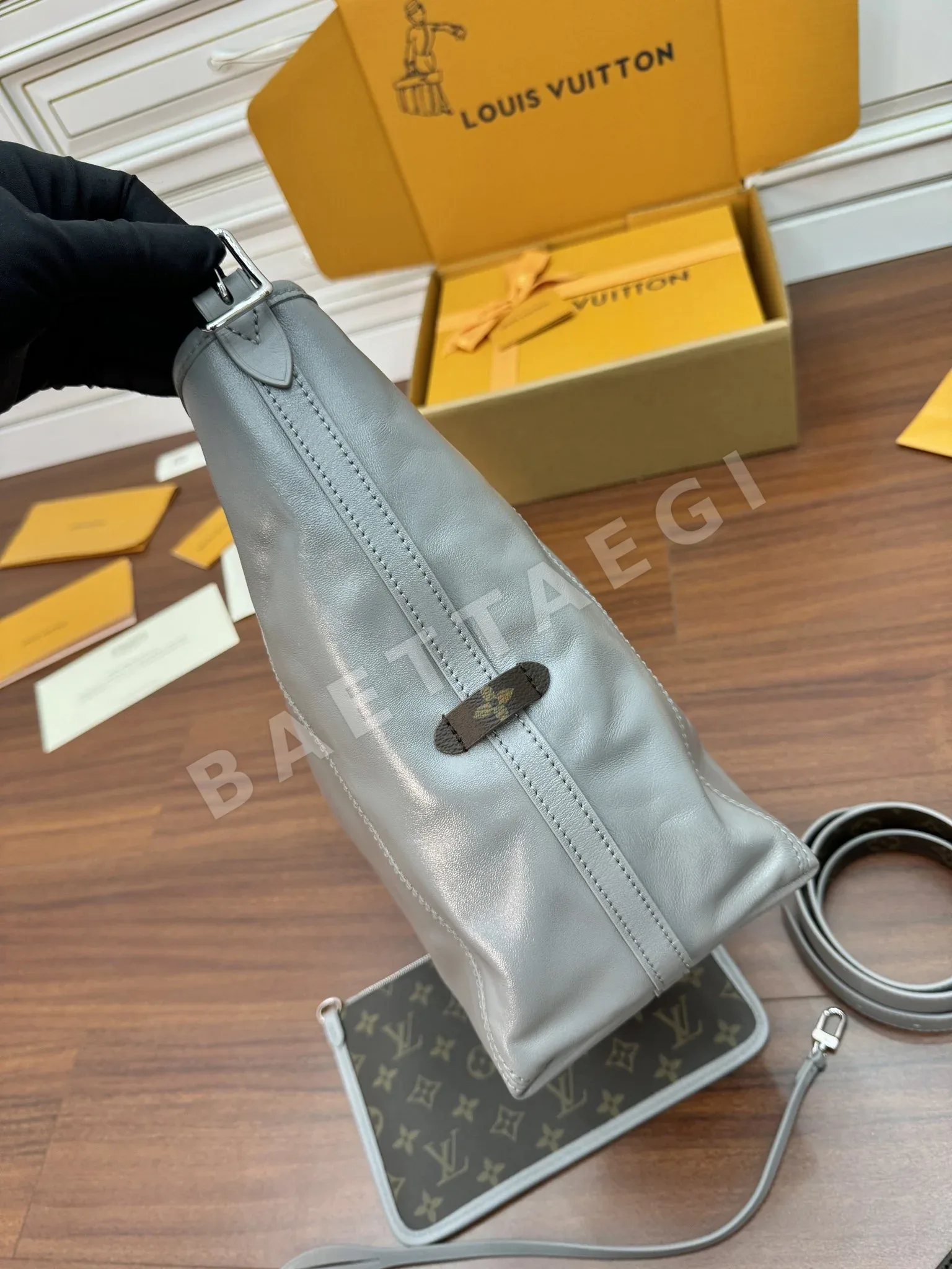 루이비통 M12583 가방 상세 이미지 6