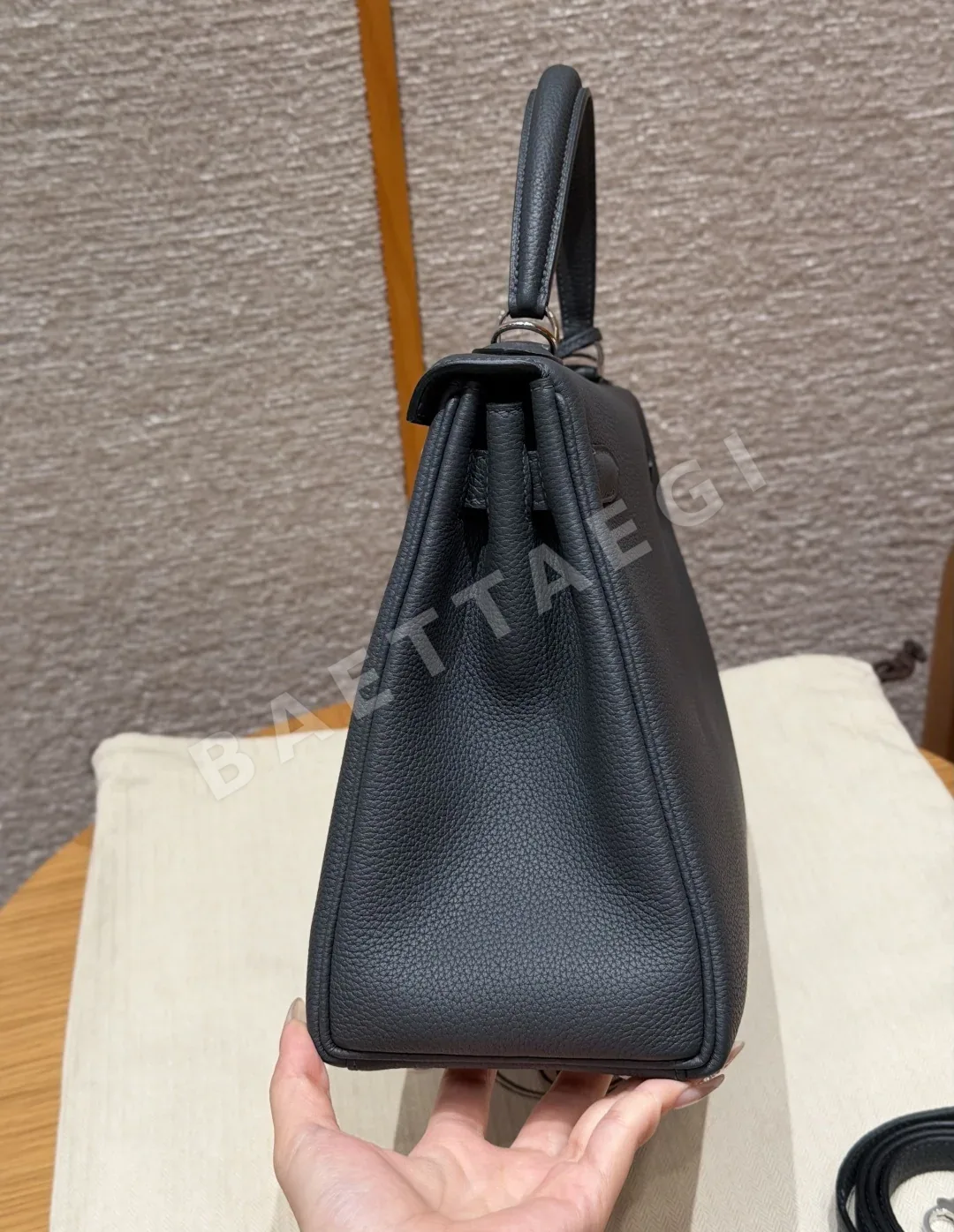 에르메스 켈리 28 더스티 그레이 토고 가죽 가방 상세 이미지 4
