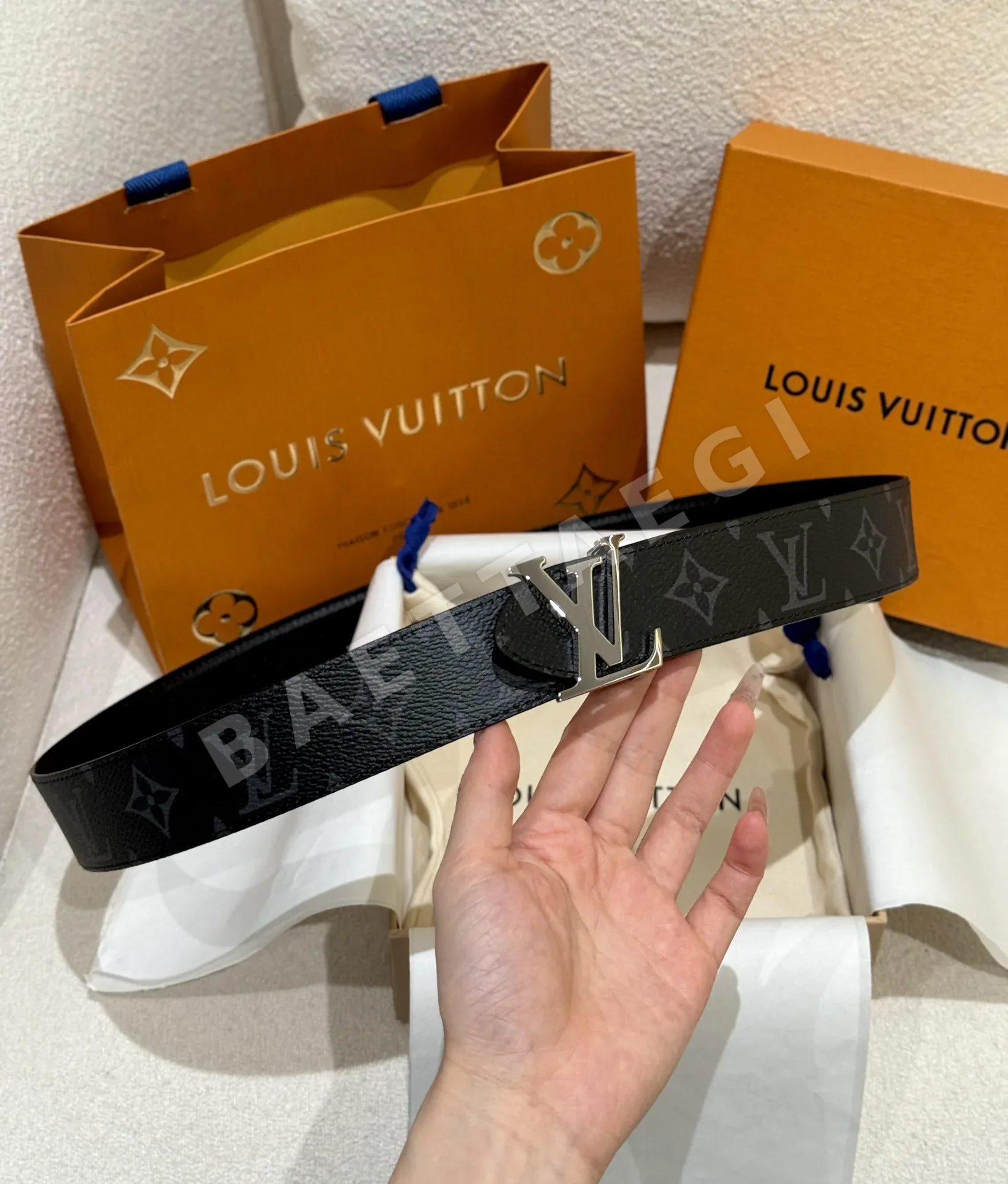 루이비통 아이코닉 LV 로고 가죽 벨트 상세 이미지 9