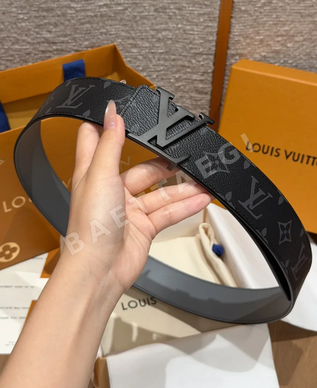 루이비통 이니셜 리버시블 소가죽 벨트 40mm 상세 이미지 4