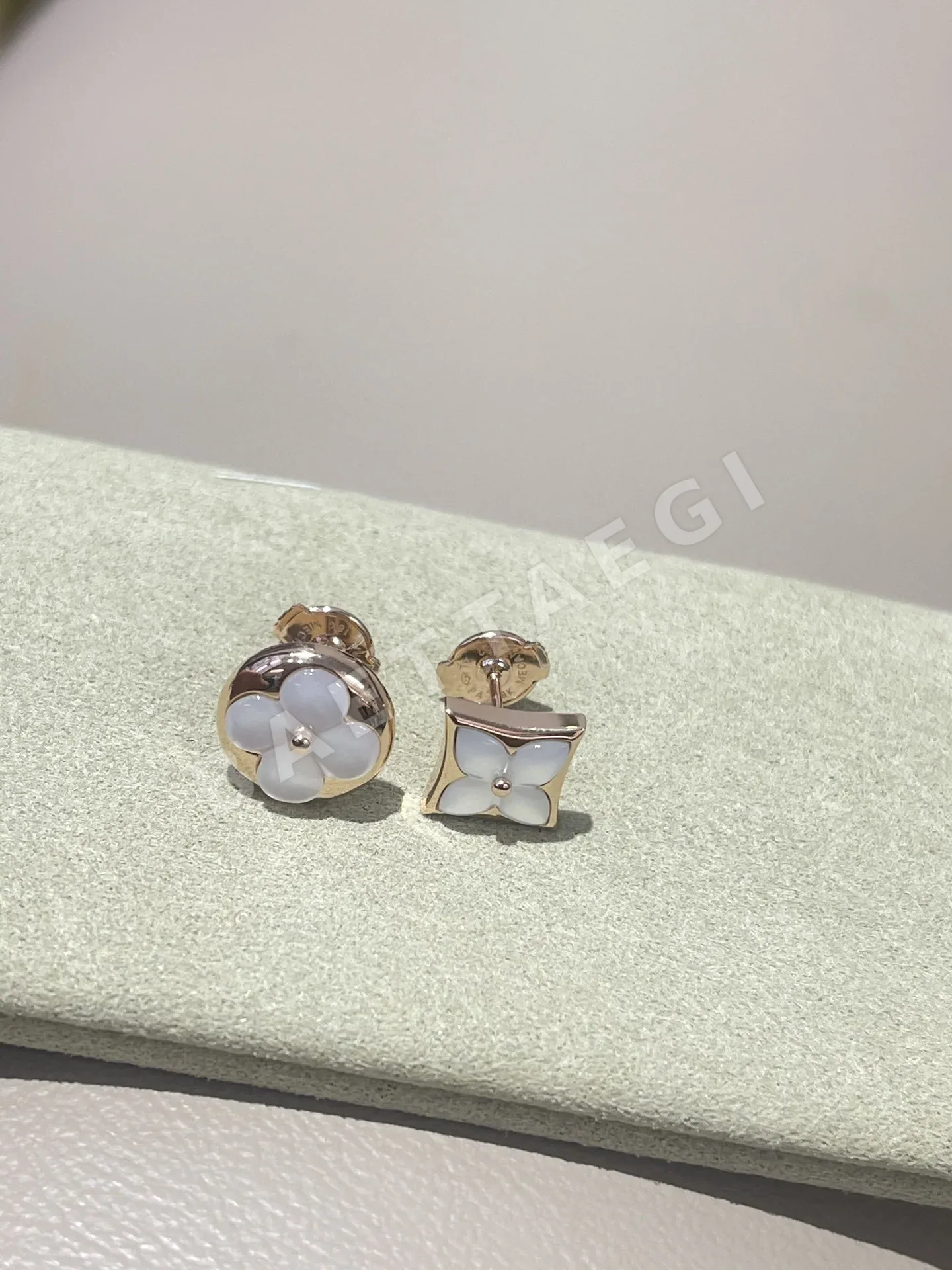 루이비통 18K 골드 화이트 셸 귀걸이 상세 이미지 7