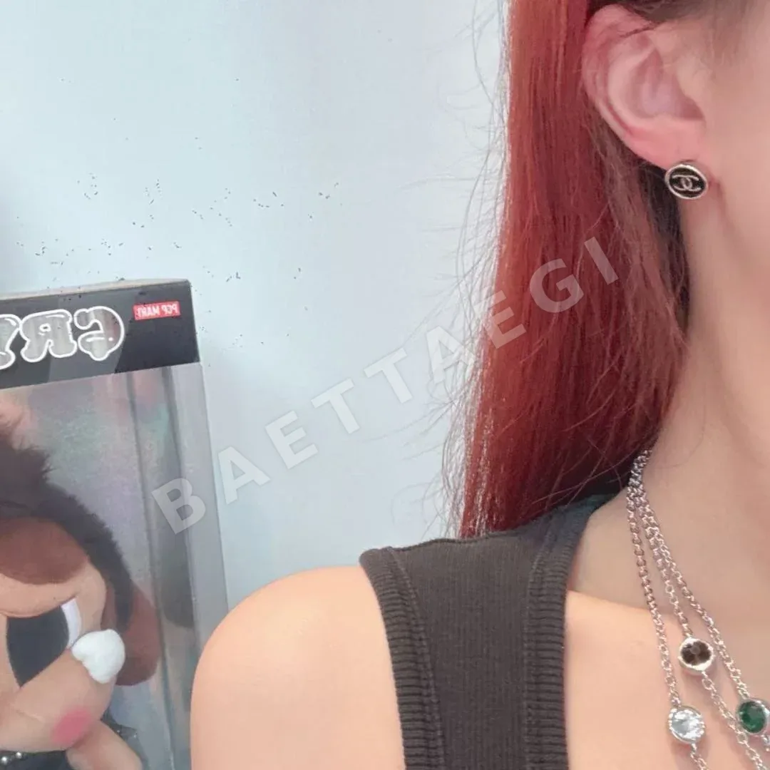 샤넬 골드 메탈 더블 C 스터드 귀걸이 149368