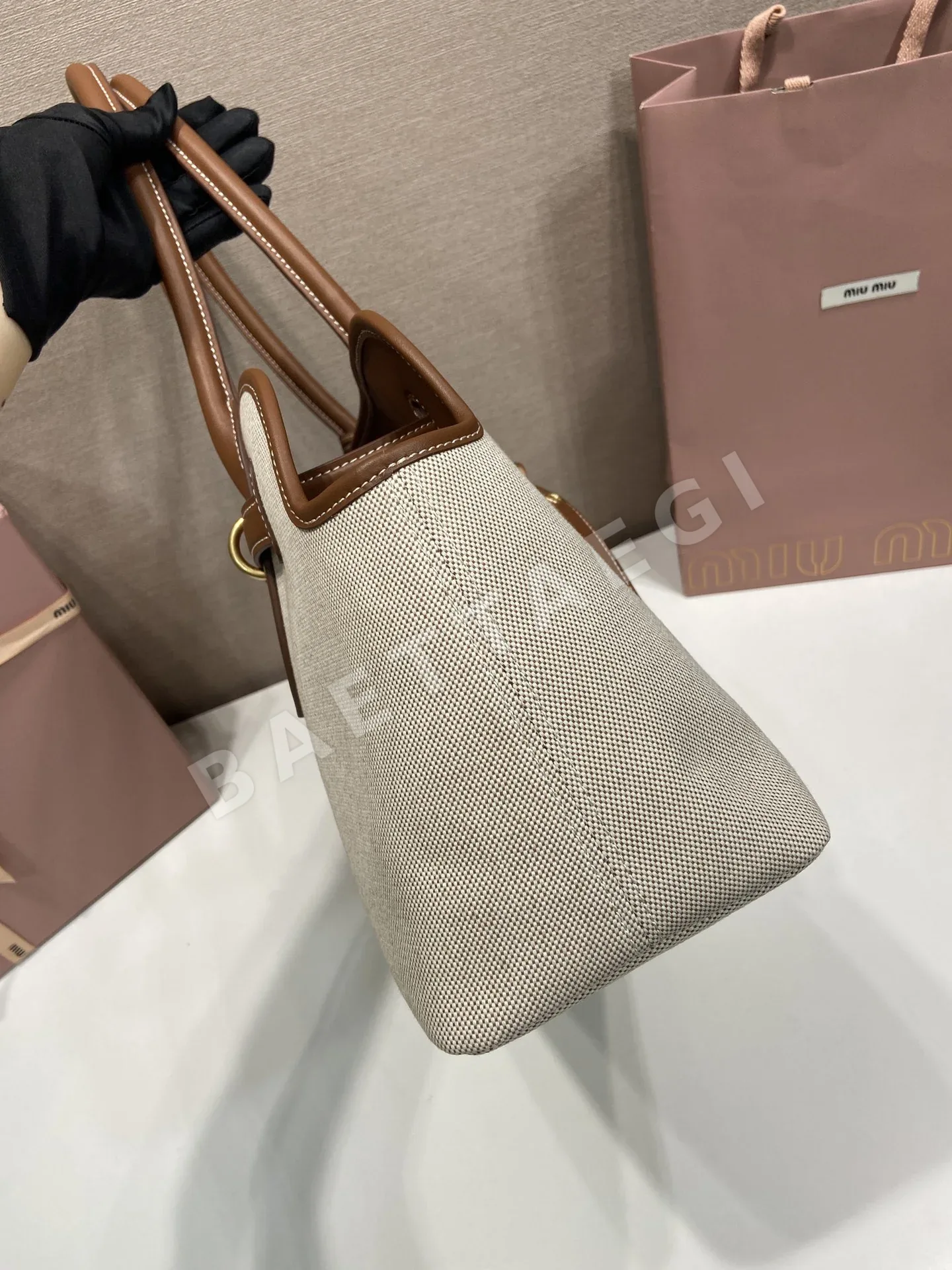 미우미우 어반투어 라지 가방 5BG310 상세 이미지 4