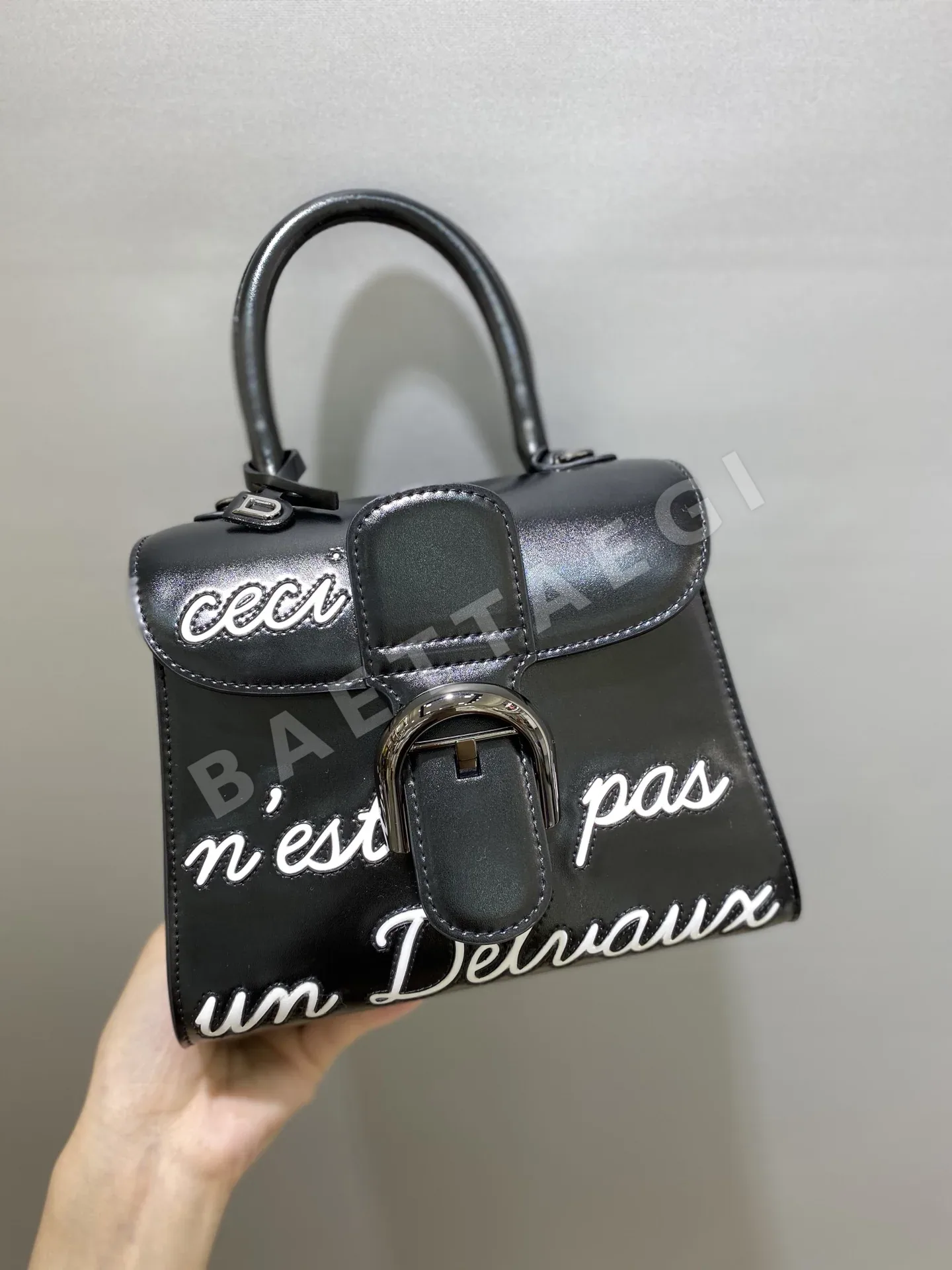 델보 브릴리언트 블랙 미니 레터백 가방 상세 이미지 2