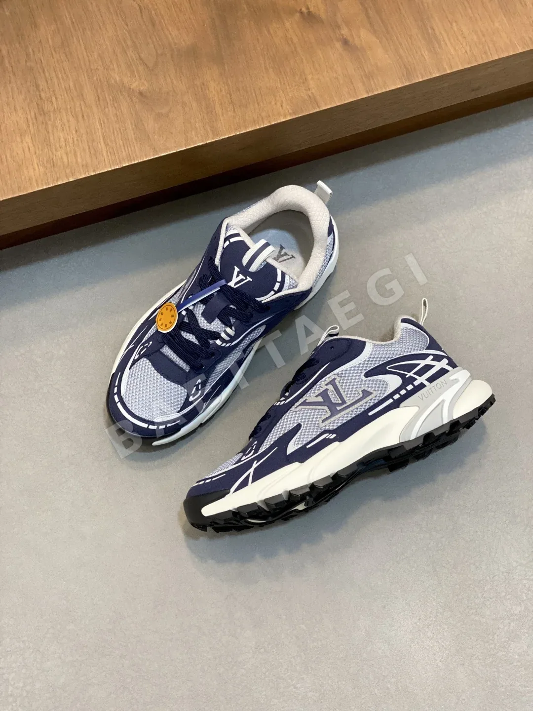 루이비통 LV Run 2.0 메시 가죽 스니커즈 상세 이미지 5