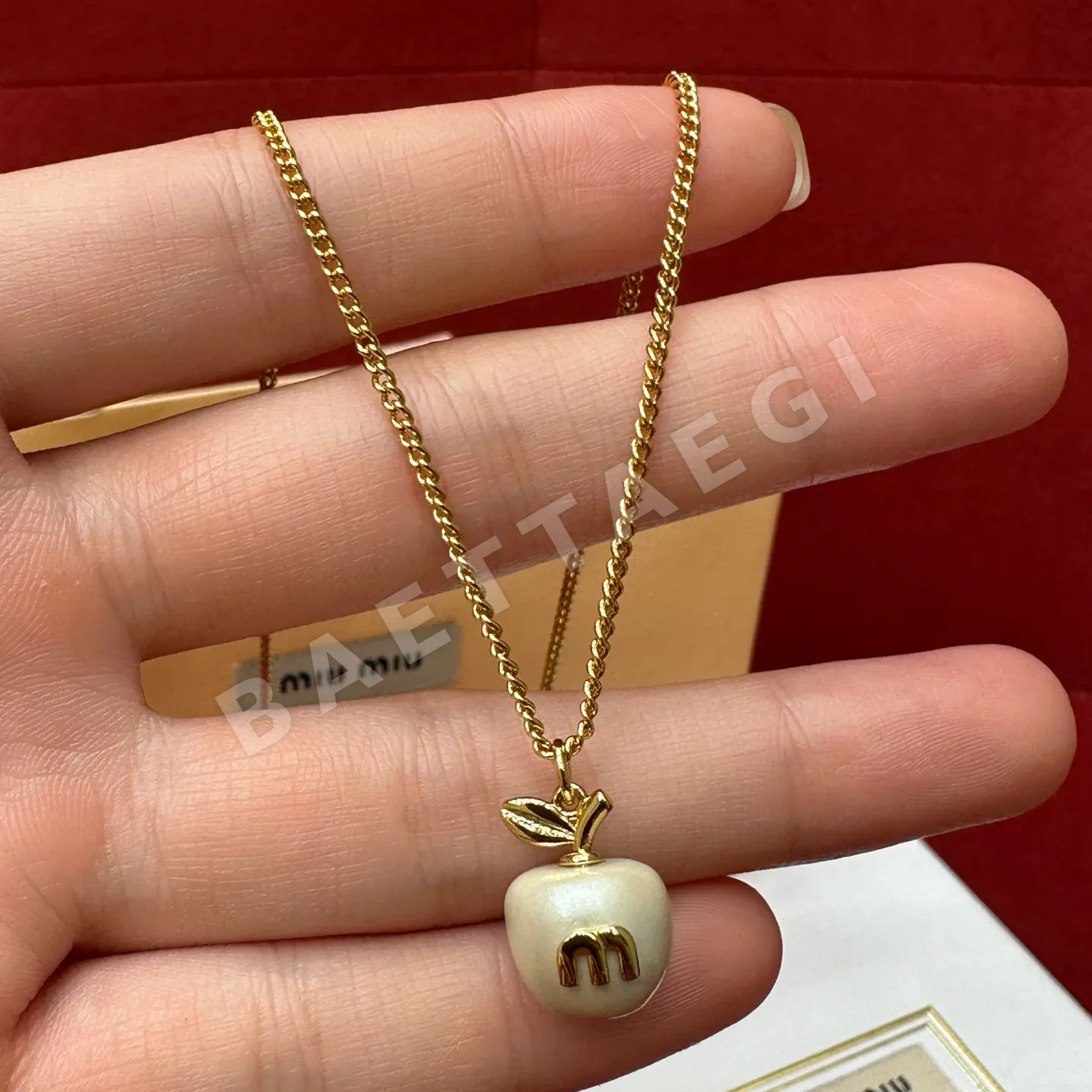 미우미우 화이트 펄 에나멜 사과 목걸이 178460
