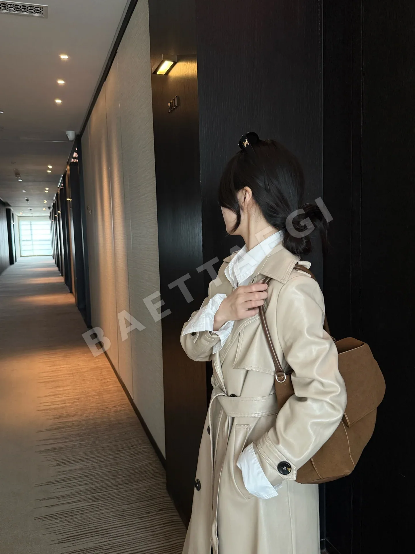버버리 켄징턴 가죽 트렌치코트 여성 자켓 상세 이미지 7