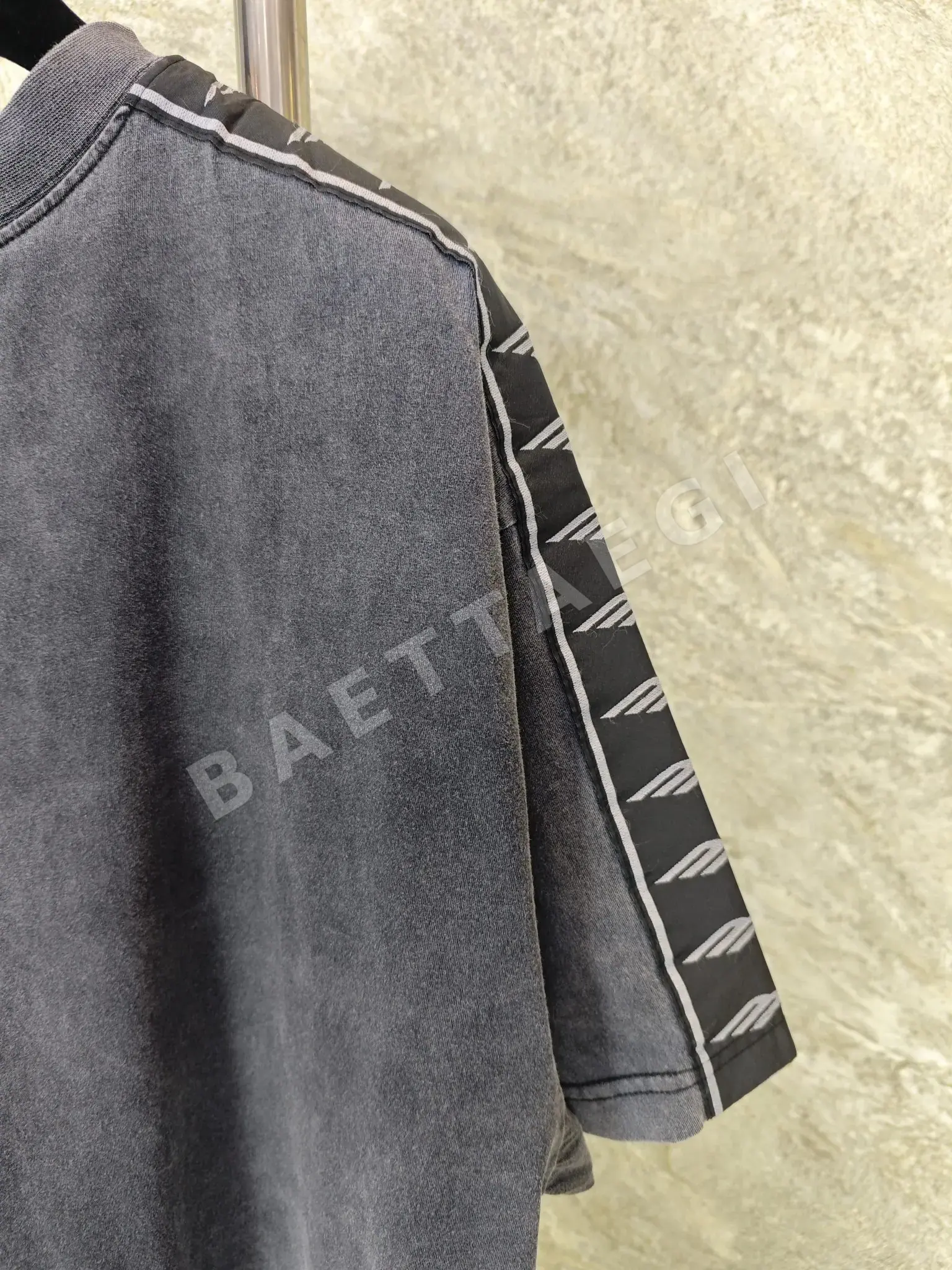 발렌시아가 워시드 블랙 코튼 남성 반팔 티셔츠 상세 이미지 4