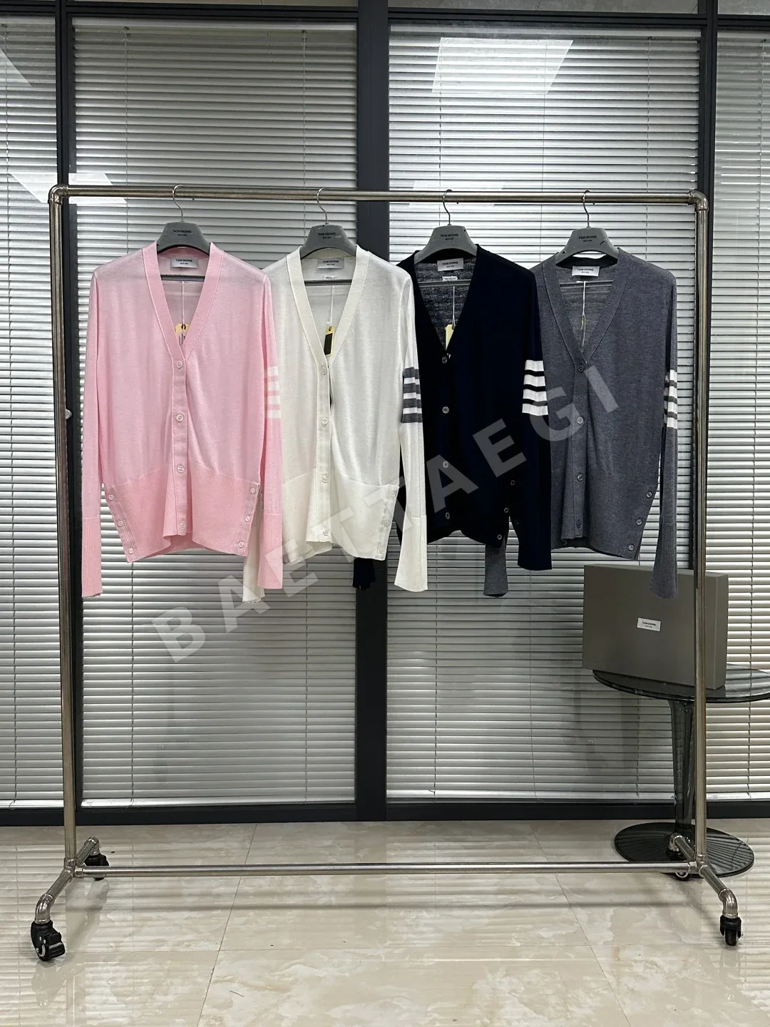 톰브라운 울 경량 가디건 여성용 159477