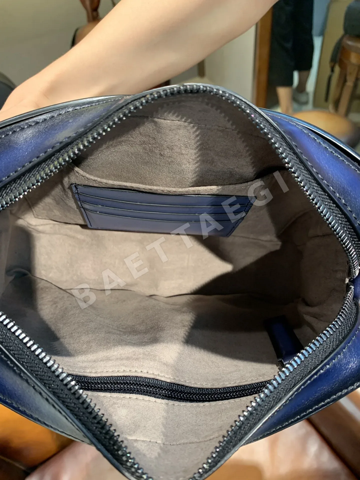 벨루티 메신저백 크로스바디 가방 상세 이미지 6