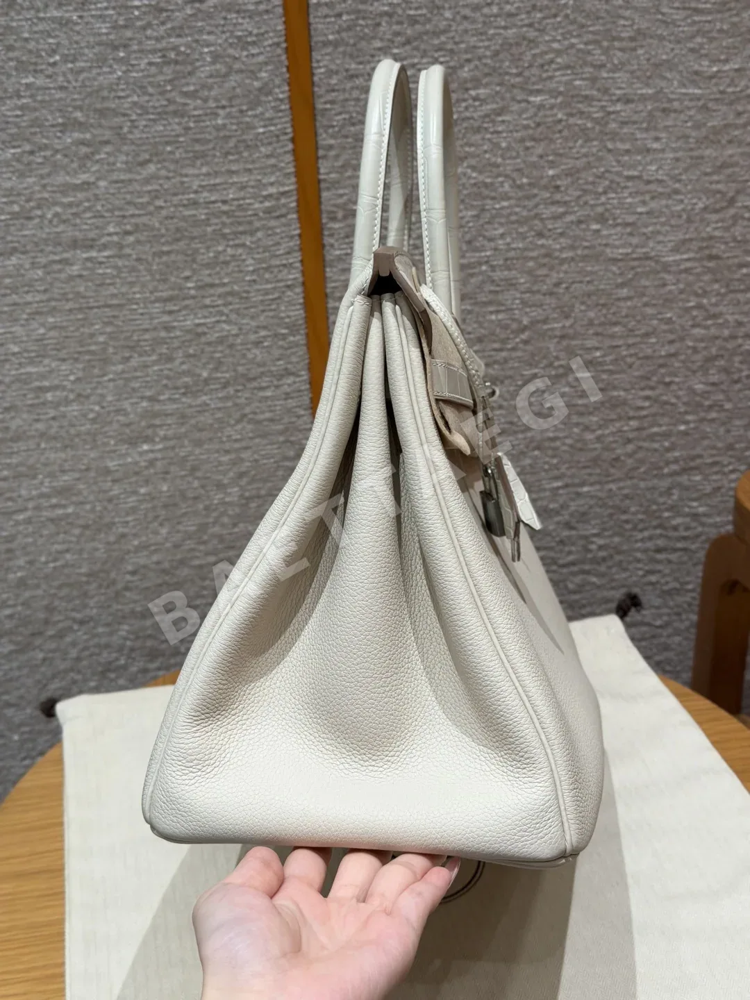 에르메스 버킨 35 매트 아메리칸 악어 가죽 가방 상세 이미지 4