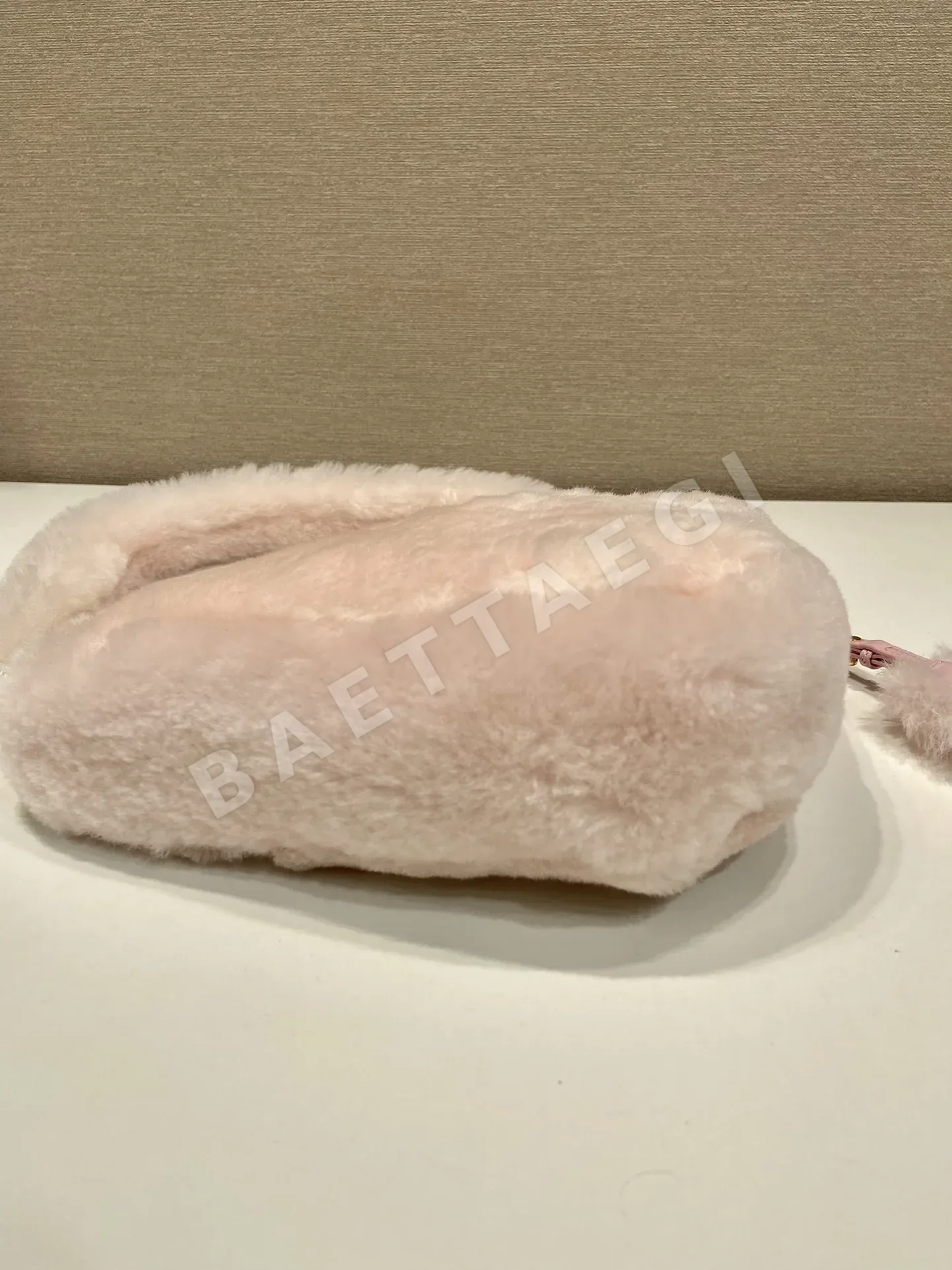 프라다 염소털 퍼 숄더백 1NQ044 상세 이미지 6