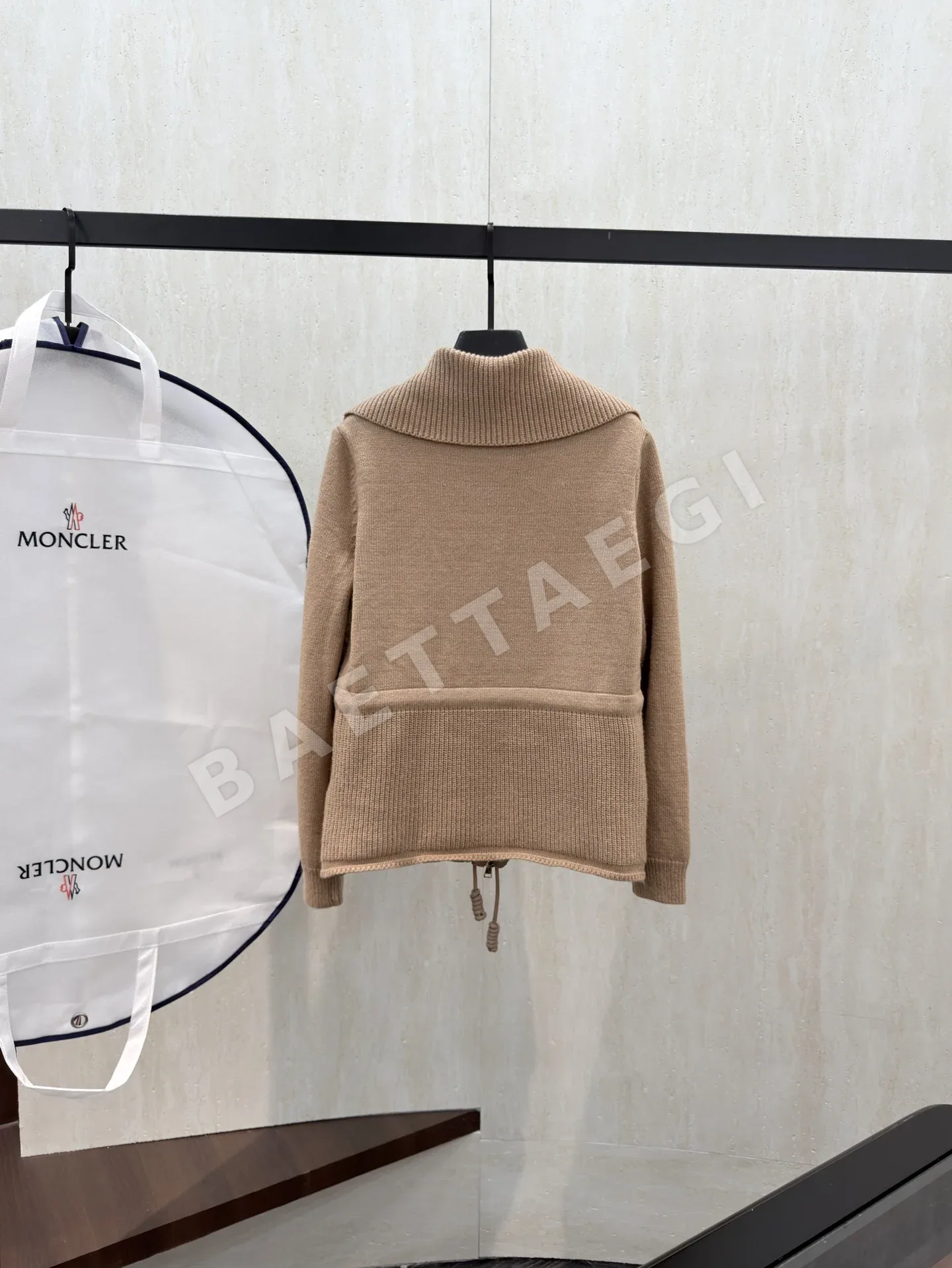 몽클레르 여성 화이트 덕다운 패딩 상세 이미지 9