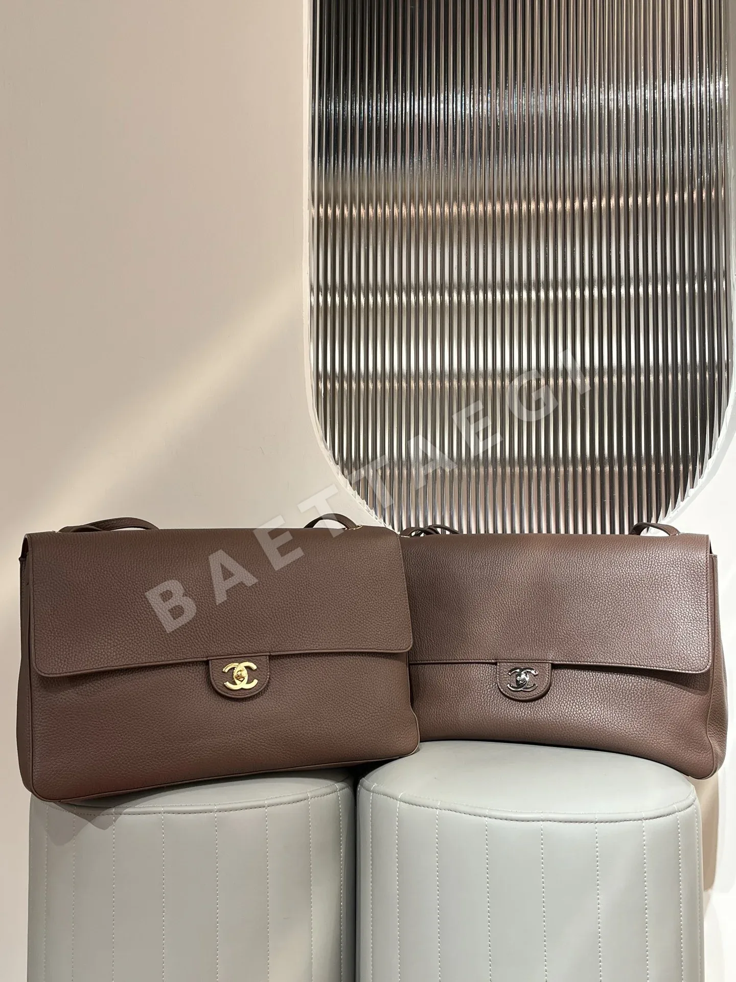 샤넬 지존 맥시 플랩 백(Grained Calfskin, AS6233 136461