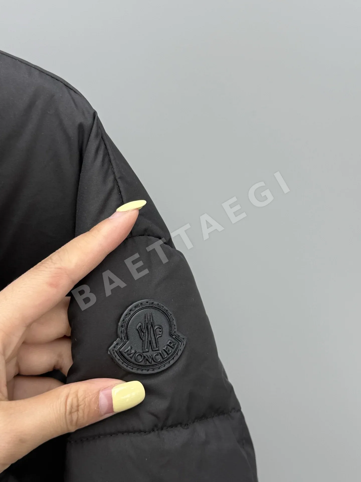 몽클레르 카라마뉴 크루넥 벨트 숏 패딩 재킷 상세 이미지 5