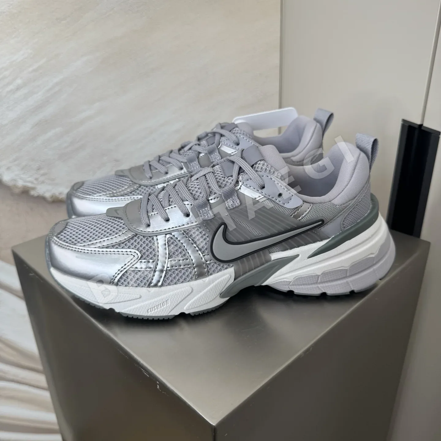 나이키 스니커즈 메탈릭실버 메시 로우컷 200115