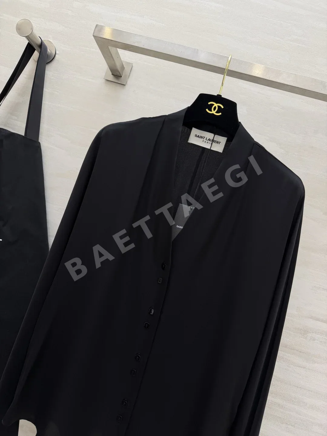 생로랑 실크 새틴 V넥 여성 셔츠 상세 이미지 2