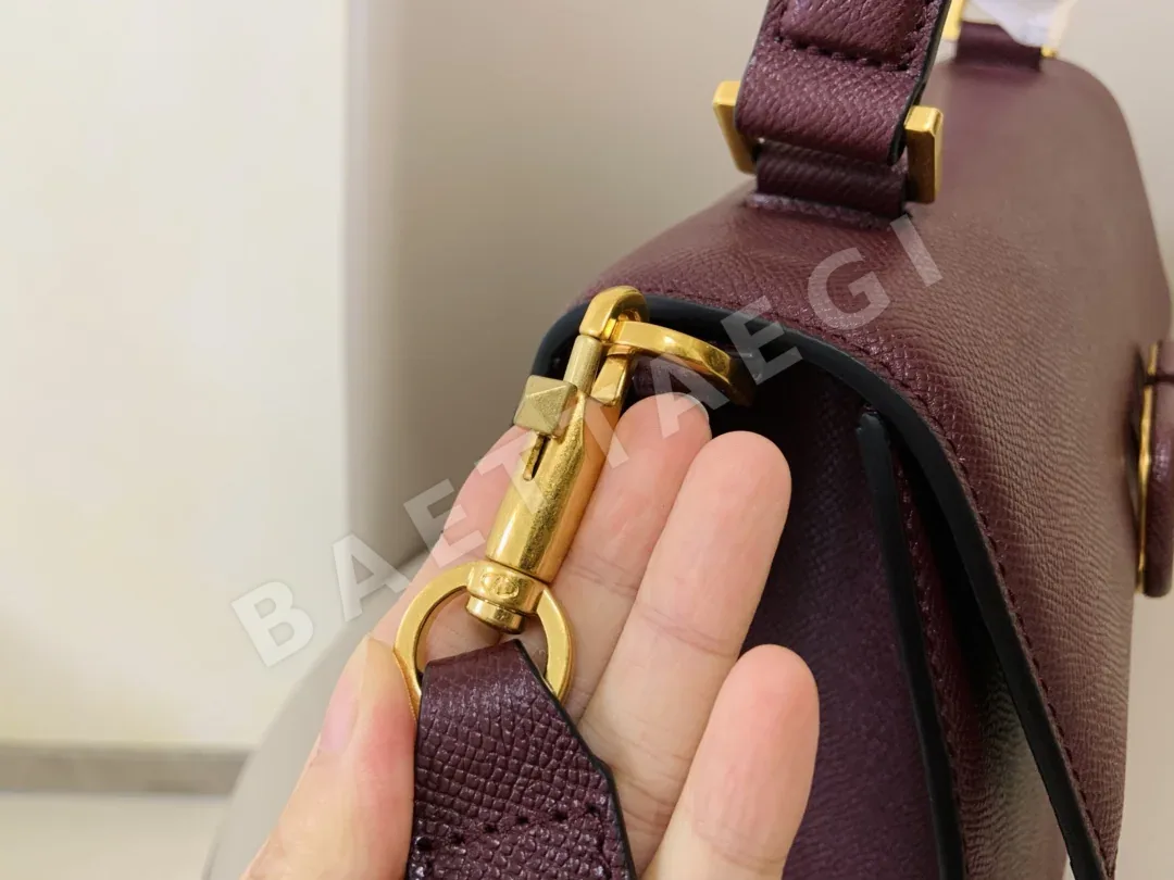발렌티노 V슬링 송아지가죽 브리프케이스 가방 상세 이미지 8