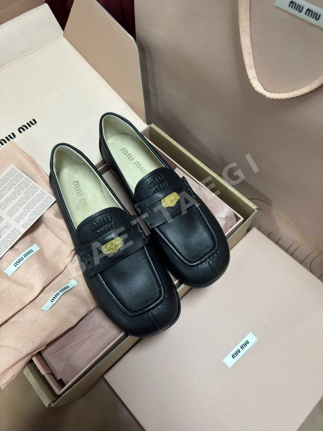 미우미우 빈티지 스타일 스퀘어 토 로퍼 93556